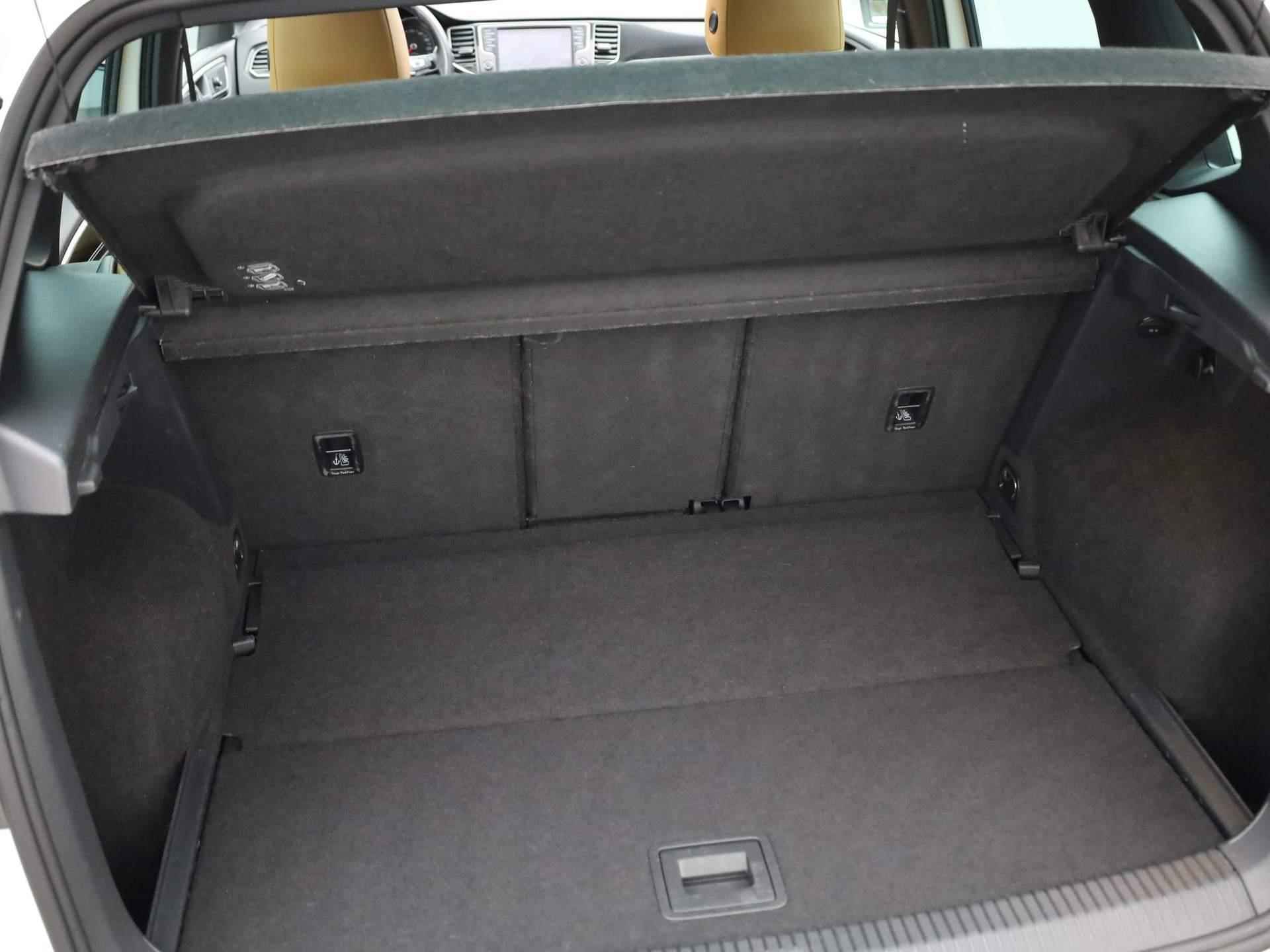 Volkswagen Golf Sportsvan 1.2TSI/110PK Business Edition · Panoramadak · Parkeersensoren + camera · Stoelverwarming - 17/37
