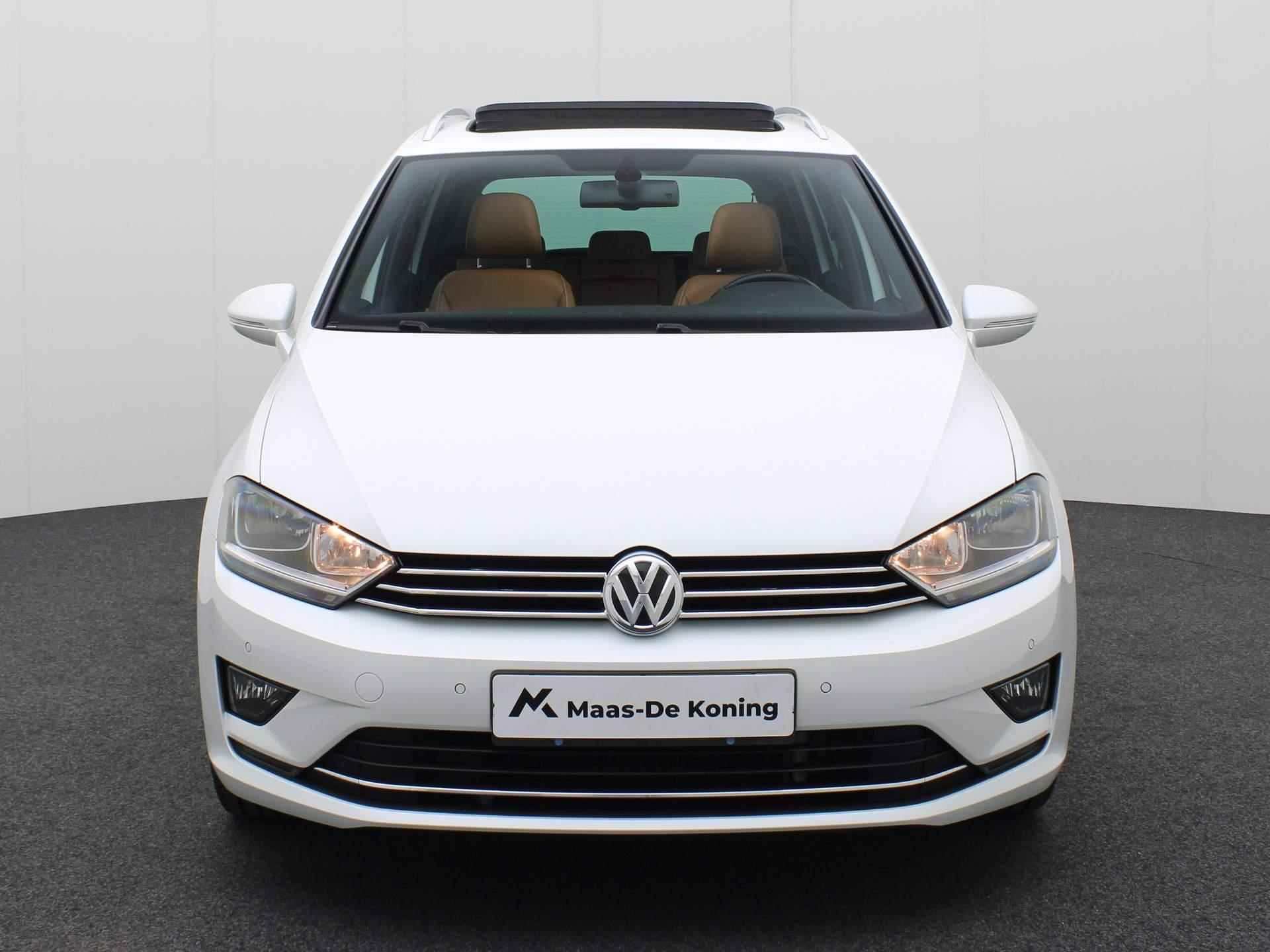 Volkswagen Golf Sportsvan 1.2TSI/110PK Business Edition · Panoramadak · Parkeersensoren + camera · Stoelverwarming - 25/37
