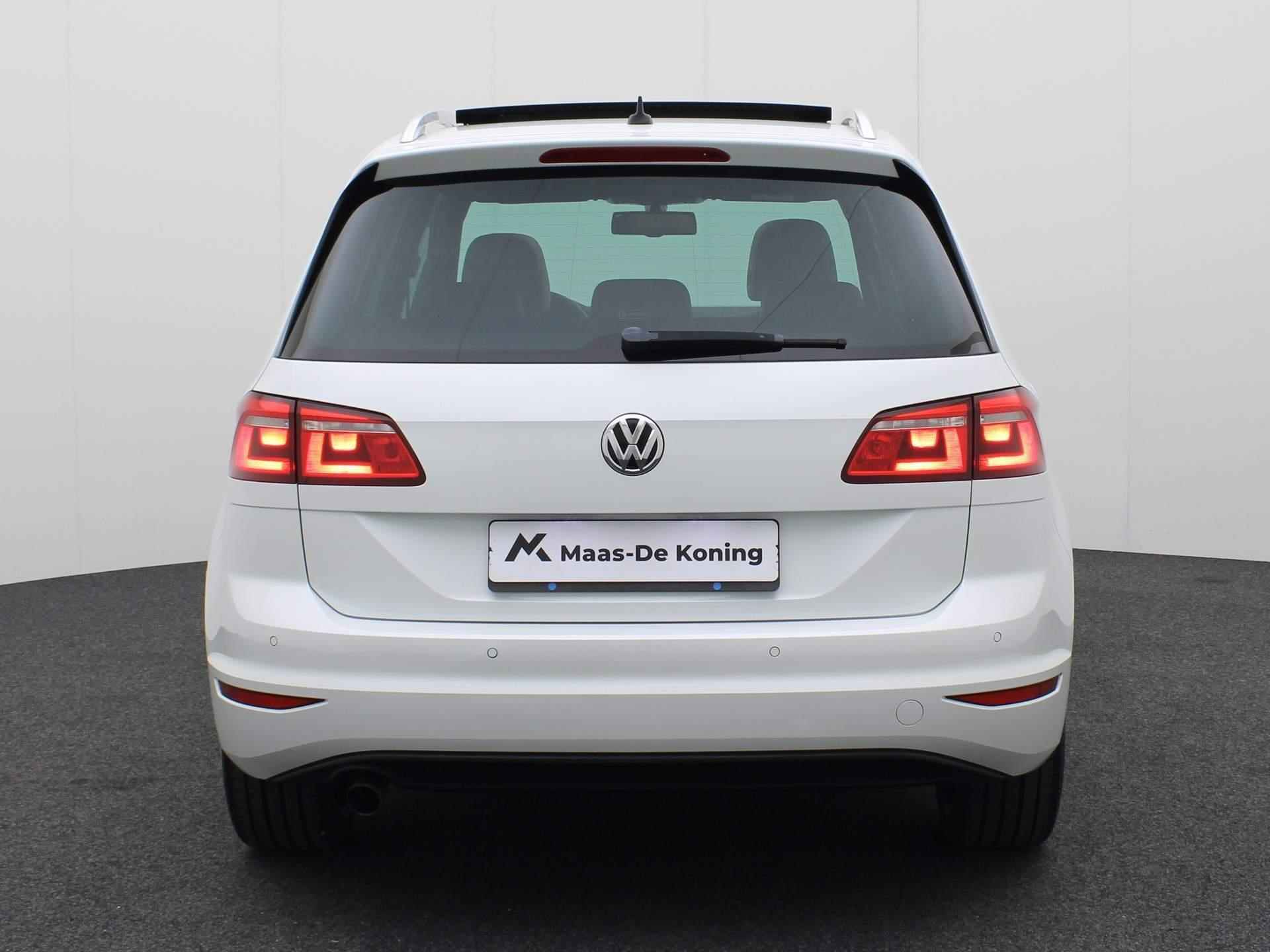 Volkswagen Golf Sportsvan 1.2TSI/110PK Business Edition · Panoramadak · Parkeersensoren + camera · Stoelverwarming - 30/37