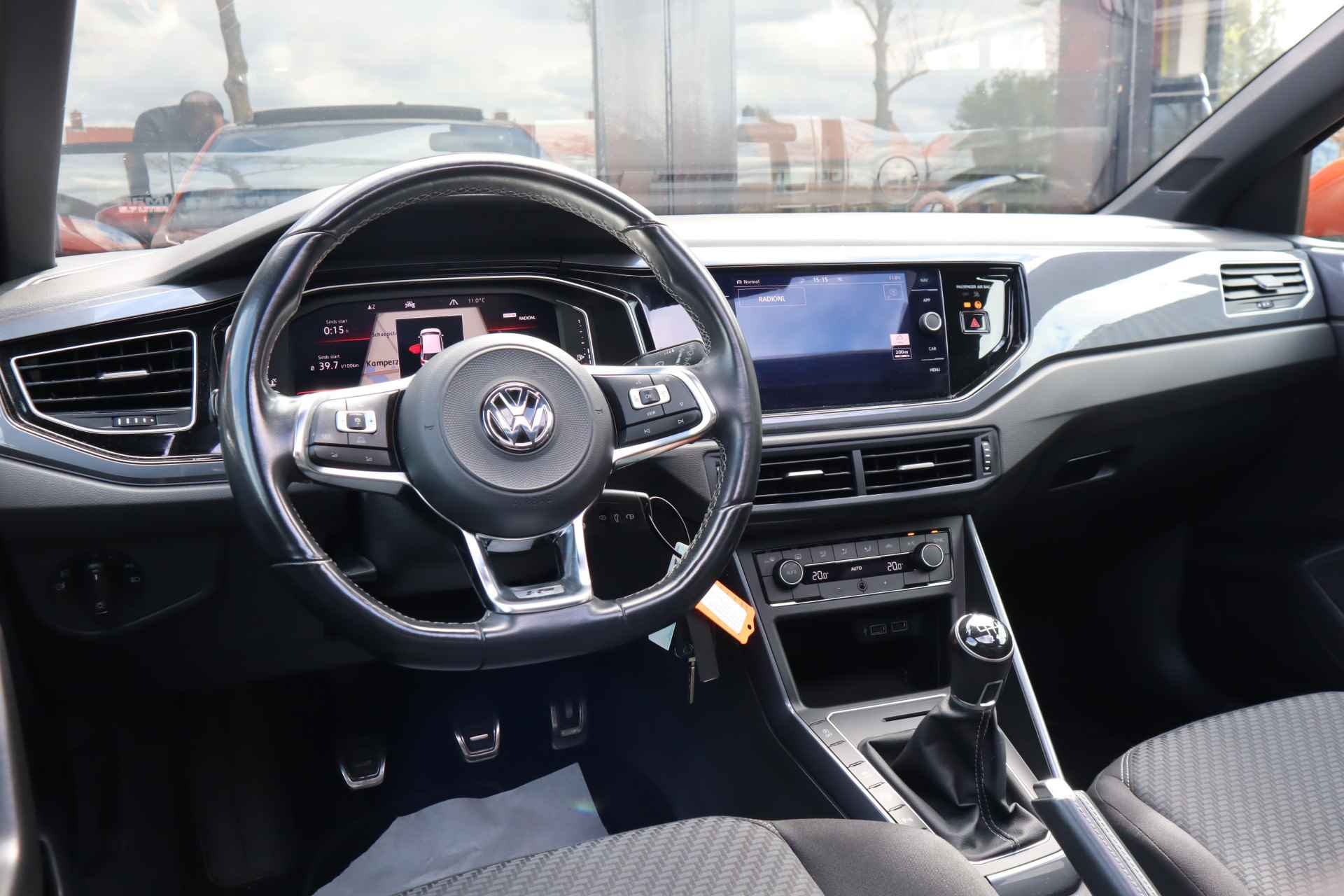 Volkswagen Polo 1.0 TSI Highline Business R | Schuifdak | R-Line in- en exterieur | Digitaal Dashboard | Park Assist | Navigatie - 36/45