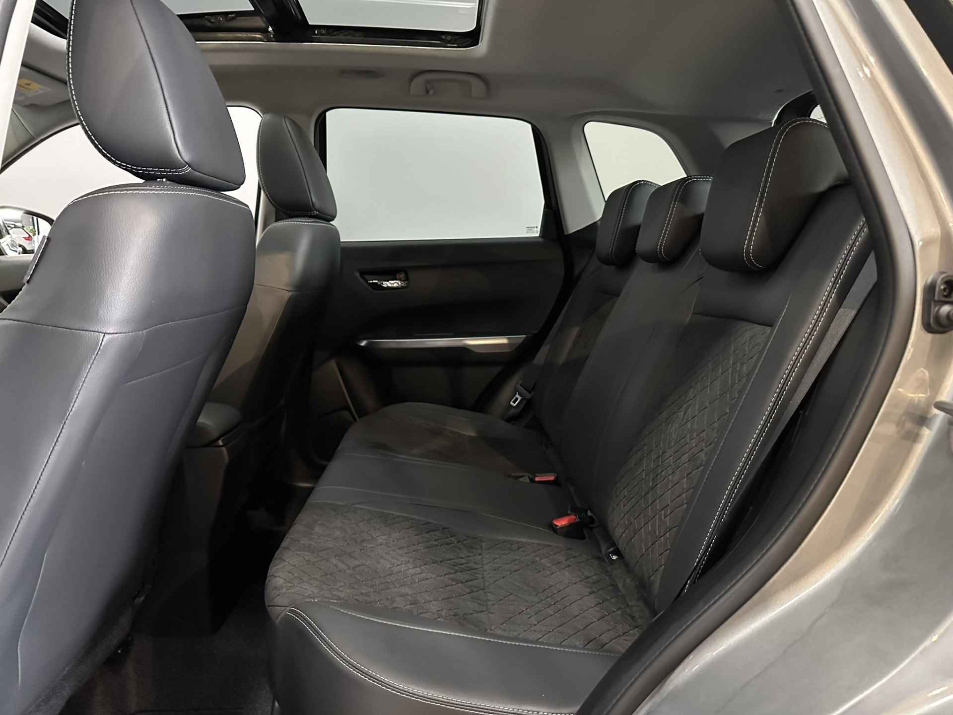 Suzuki Vitara 1.4 Boosterjet Style Smart Hybrid Airco ECC | LED | Panorama | Camera | Adaptive cruise | Trekhaak | Navigatie | Apple Carplay Android Auto | Isofix | NAP | - 31/40