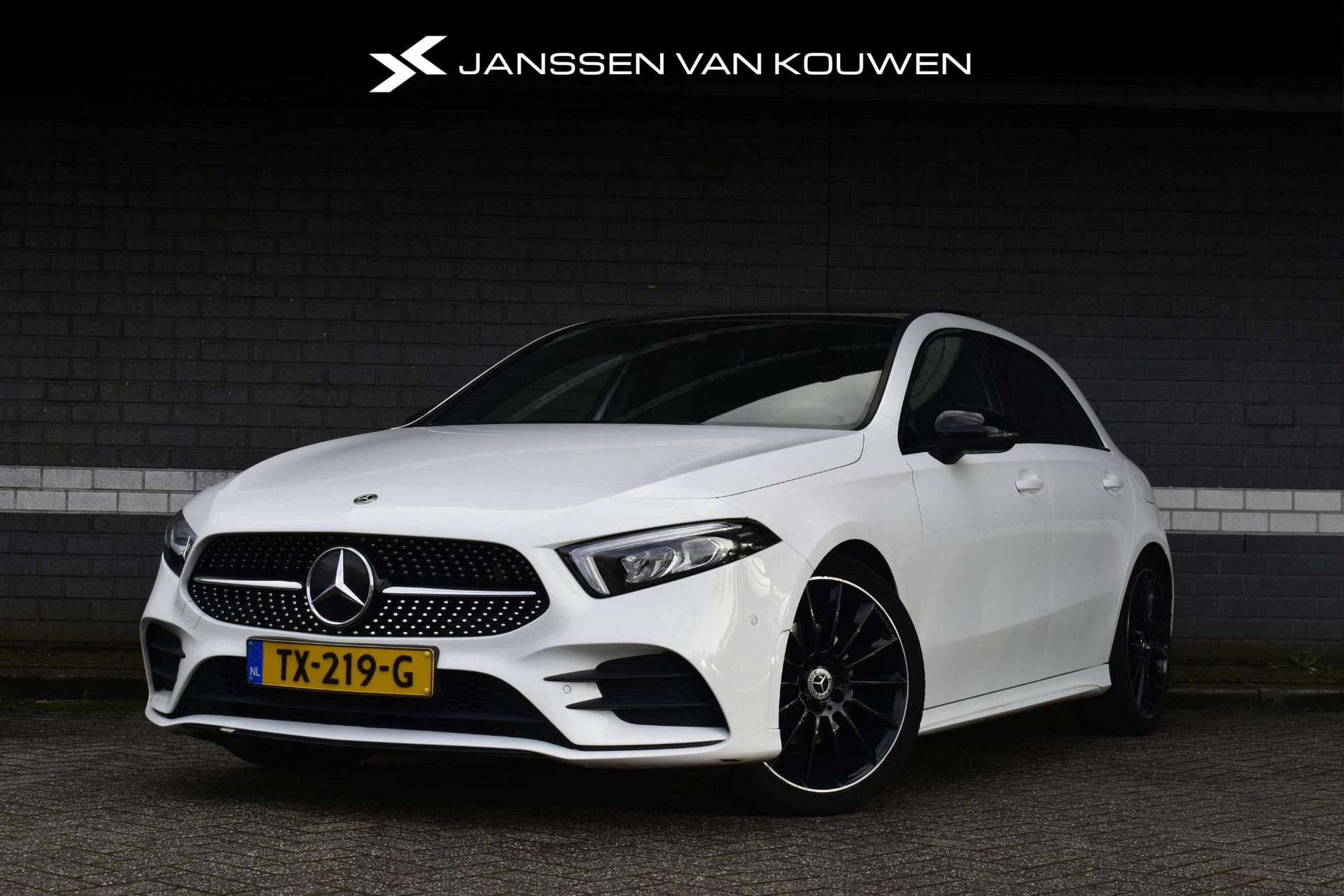 Mercedes-Benz A-klasse 200 Business Solution AMG / LED / Pano / Virtual / Stoelverwarming