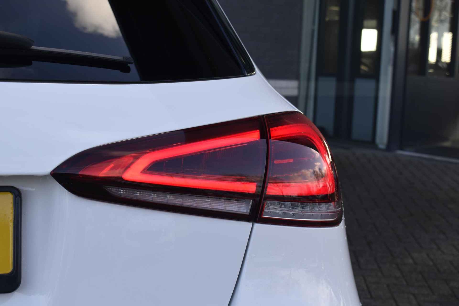 Mercedes-Benz A-klasse 200 Business Solution AMG / LED / Pano / Virtual / Stoelverwarming - 35/44