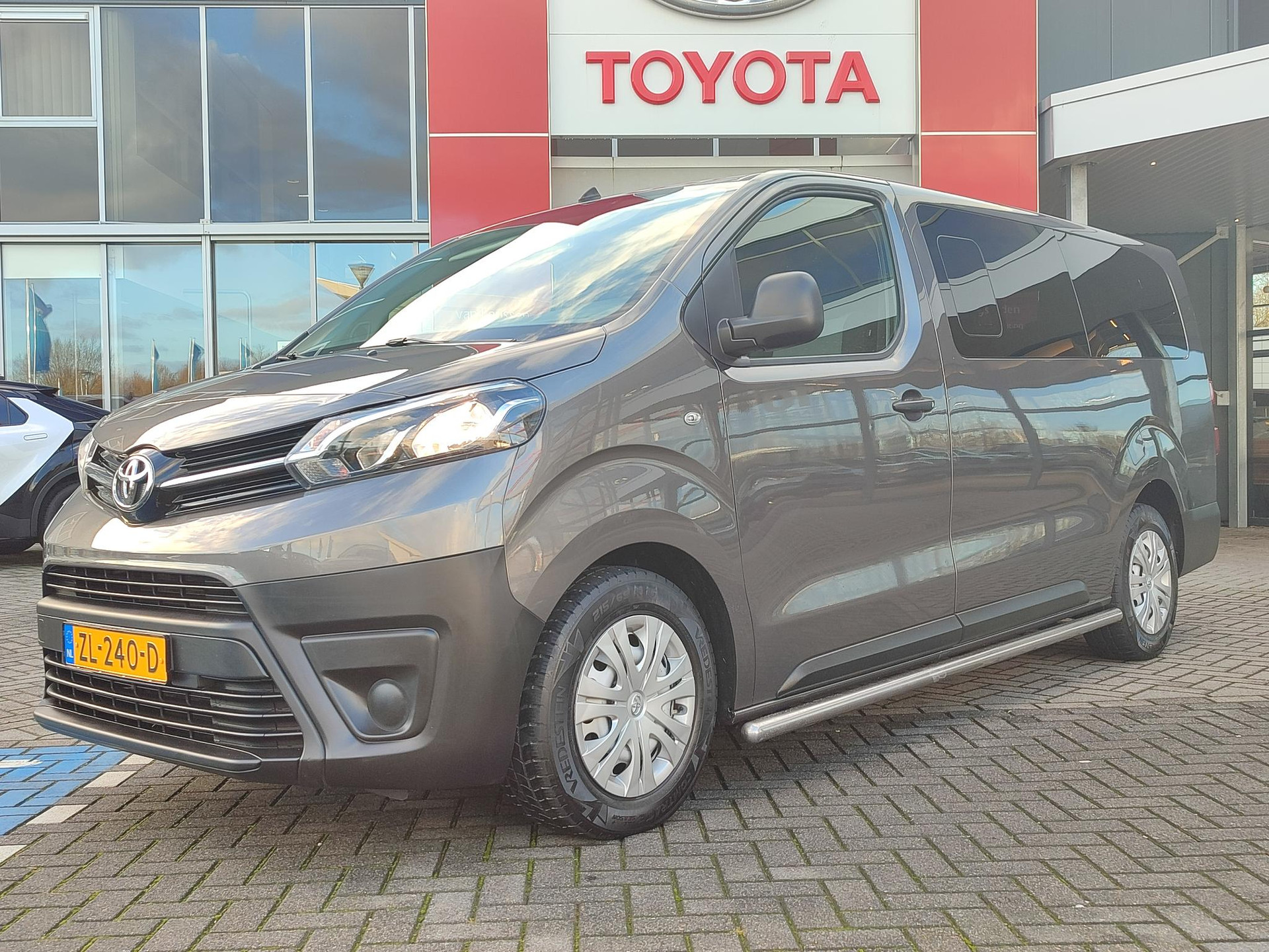 Toyota PROACE Shuttle 1.6 D-4D 115PK COOL COMFORT LONG 9-PERSOONS 4S-BANDEN AIRCO CRUISE BLUETOOTH EL-RAMEN/SPIEGELS NL-AUTO