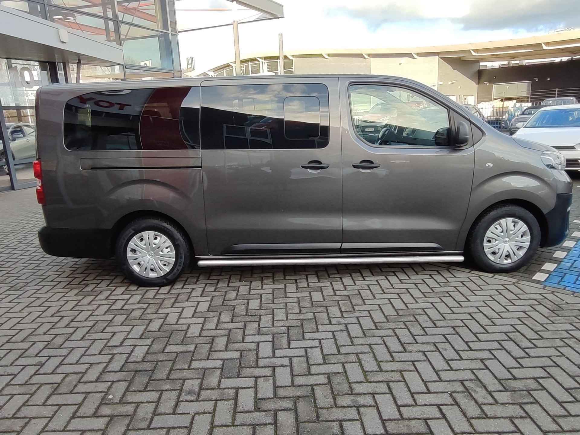 Toyota PROACE Shuttle 1.6 D-4D 115PK COOL COMFORT LONG 9-PERSOONS 4S-BANDEN AIRCO CRUISE BLUETOOTH EL-RAMEN/SPIEGELS NL-AUTO - 6/23