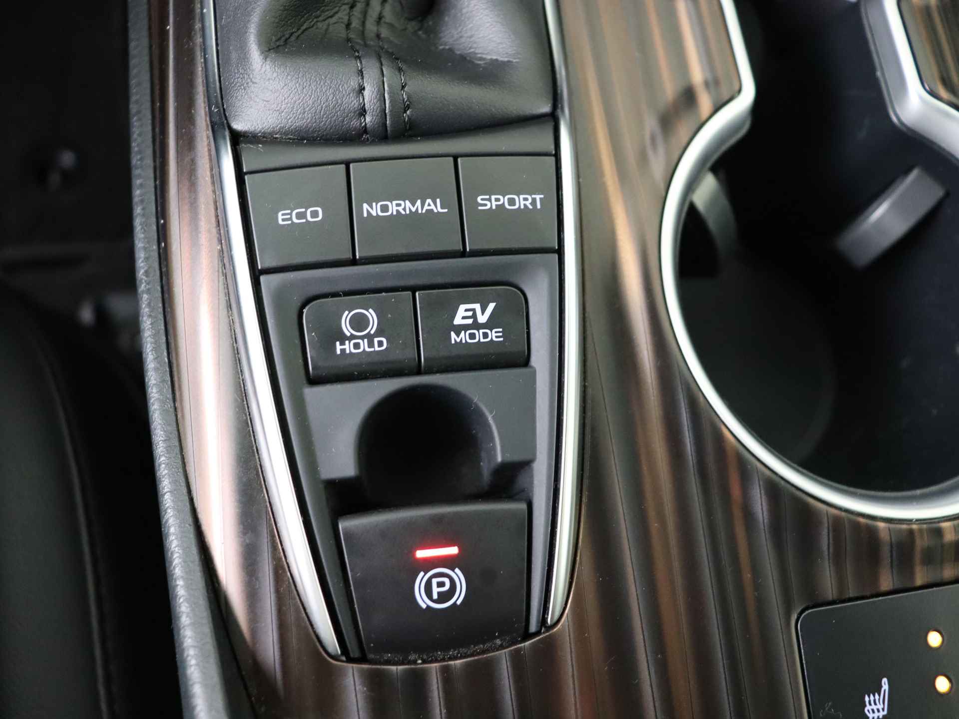 Toyota Camry 2.5 Hybrid Premium I JBL | Navigatie I Climate Control I Cruise Control Adaptief I Camera I Lederen Bekleding I 1e Eigenaar I Dealer Onderhouden I Stoelverwarming Voor I Keyless Entry/Start I - 33/47