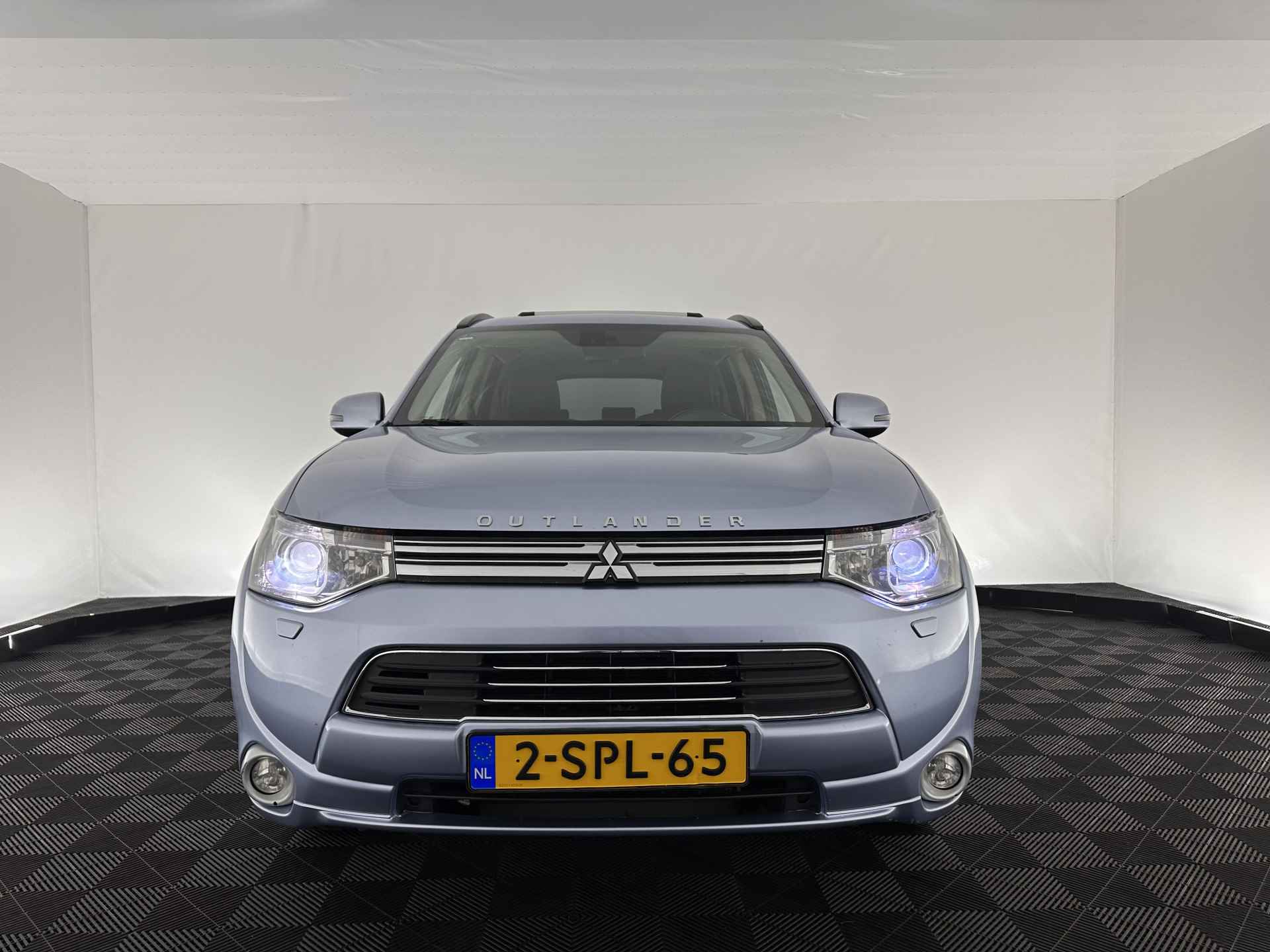 Mitsubishi Outlander 2.0 PHEV Instyle+ AWD *PANO | XENON | FULL-LEATHER | NAVI-FULLMAP | DAB+ | KEYLESS | CAMERA | COMFORT-SEATS | ROCKFORD-AUDIO |  ECC | HEATED-SEATS | SHIFT-PADDLES | LANE-ASSIST | CRUISE | TOWBAR | 18"ALU* - 2/33