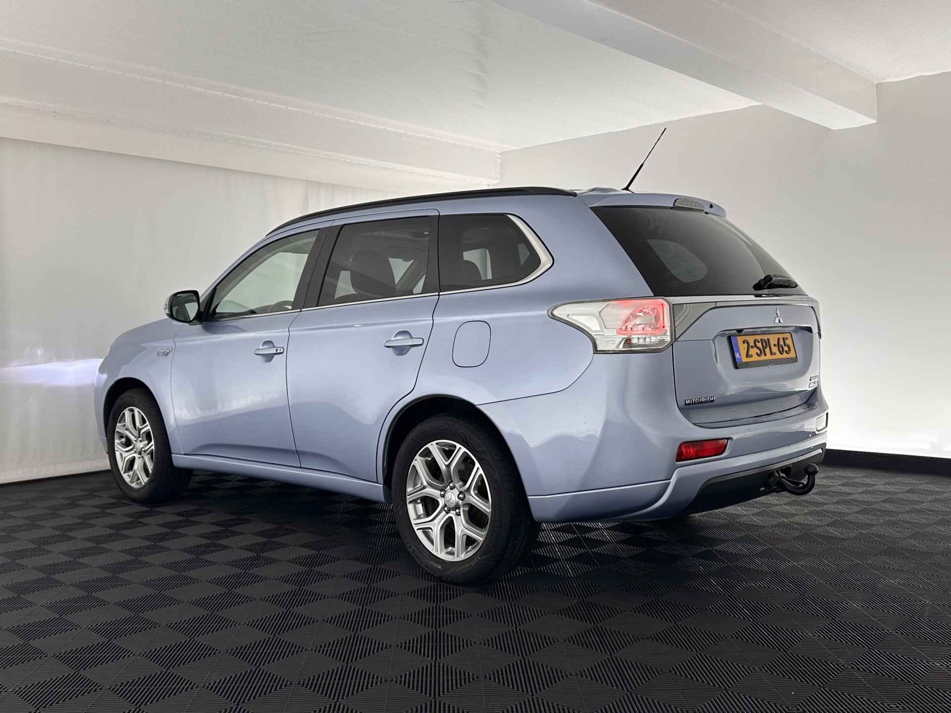 Mitsubishi Outlander 2.0 PHEV Instyle+ AWD *PANO | XENON | FULL-LEATHER | NAVI-FULLMAP | DAB+ | KEYLESS | CAMERA | COMFORT-SEATS | ROCKFORD-AUDIO |  ECC | HEATED-SEATS | SHIFT-PADDLES | LANE-ASSIST | CRUISE | TOWBAR | 18"ALU* - 4/33