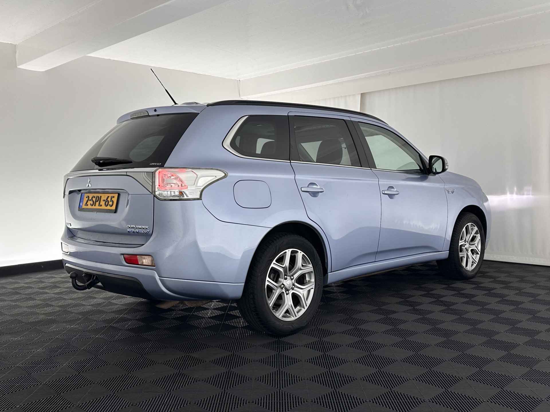 Mitsubishi Outlander 2.0 PHEV Instyle+ AWD *PANO | XENON | FULL-LEATHER | NAVI-FULLMAP | DAB+ | KEYLESS | CAMERA | COMFORT-SEATS | ROCKFORD-AUDIO |  ECC | HEATED-SEATS | SHIFT-PADDLES | LANE-ASSIST | CRUISE | TOWBAR | 18"ALU* - 6/33