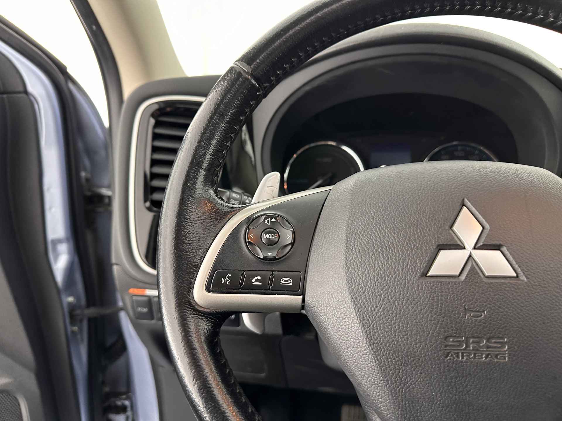 Mitsubishi Outlander 2.0 PHEV Instyle+ AWD *PANO | XENON | FULL-LEATHER | NAVI-FULLMAP | DAB+ | KEYLESS | CAMERA | COMFORT-SEATS | ROCKFORD-AUDIO |  ECC | HEATED-SEATS | SHIFT-PADDLES | LANE-ASSIST | CRUISE | TOWBAR | 18"ALU* - 19/33