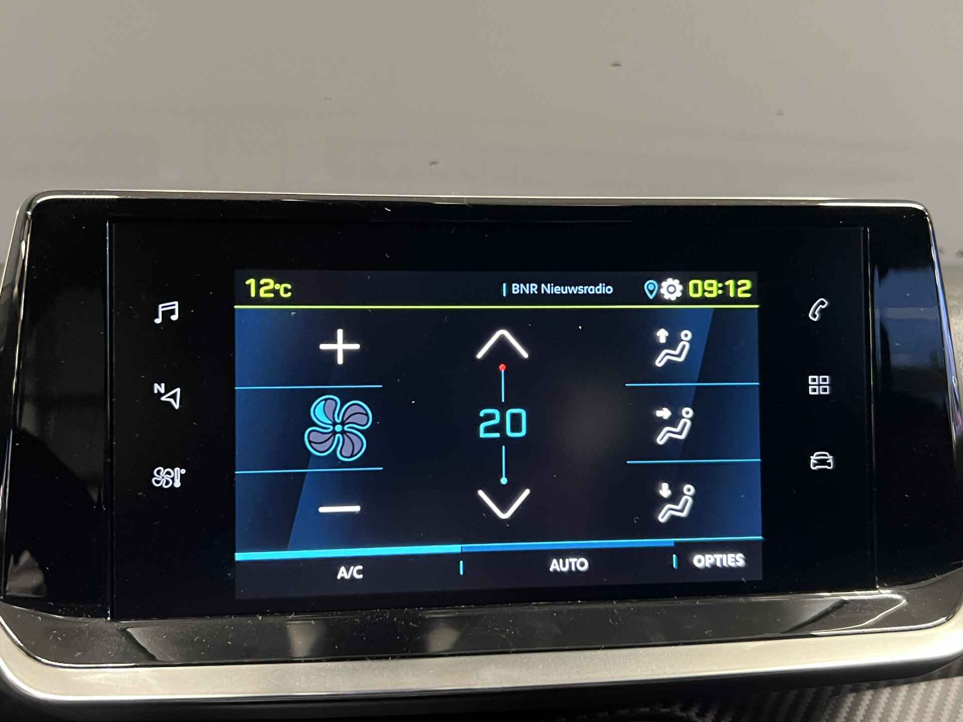 Peugeot e-2008 EV GT 50 kWh | Navigatie | Climate control | PDC V+A | Camera | licht metalen velgen 17" | Keyless start | - 17/39