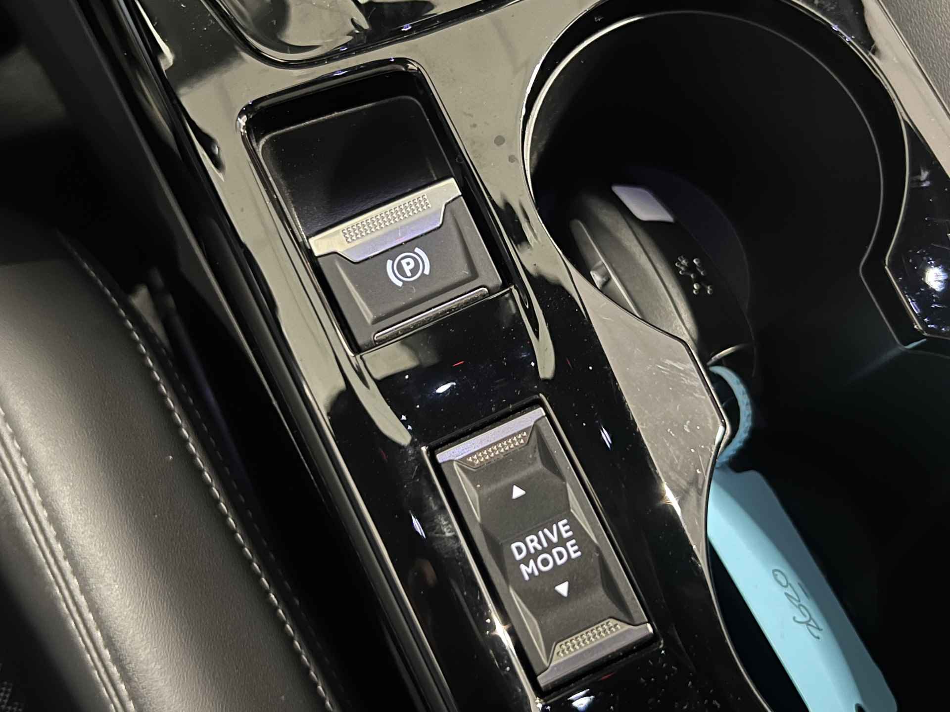 Peugeot e-2008 EV GT 50 kWh | Navigatie | Climate control | PDC V+A | Camera | licht metalen velgen 17" | Keyless start | - 19/39