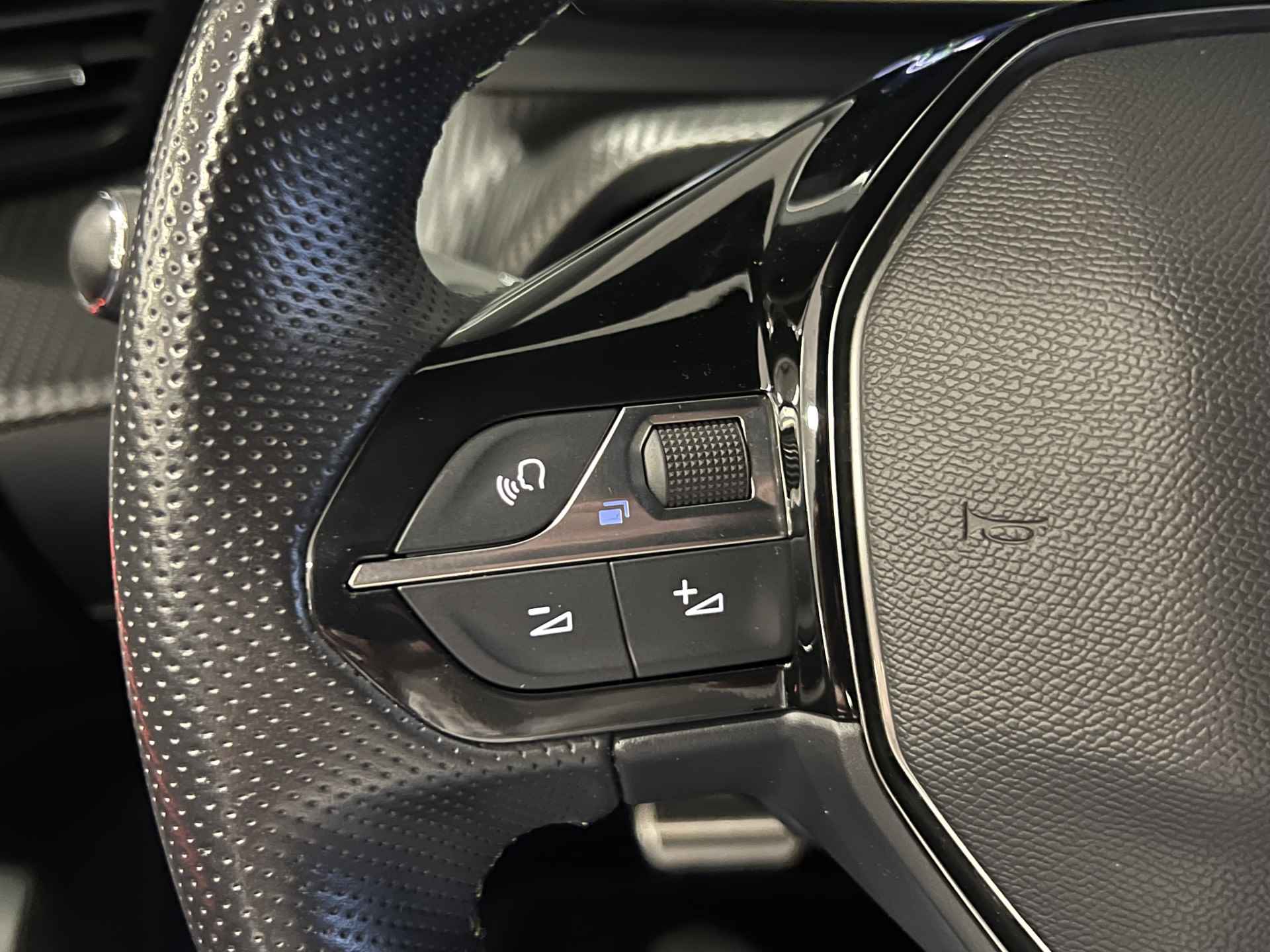 Peugeot e-2008 EV GT 50 kWh | Navigatie | Climate control | PDC V+A | Camera | licht metalen velgen 17" | Keyless start | - 24/39