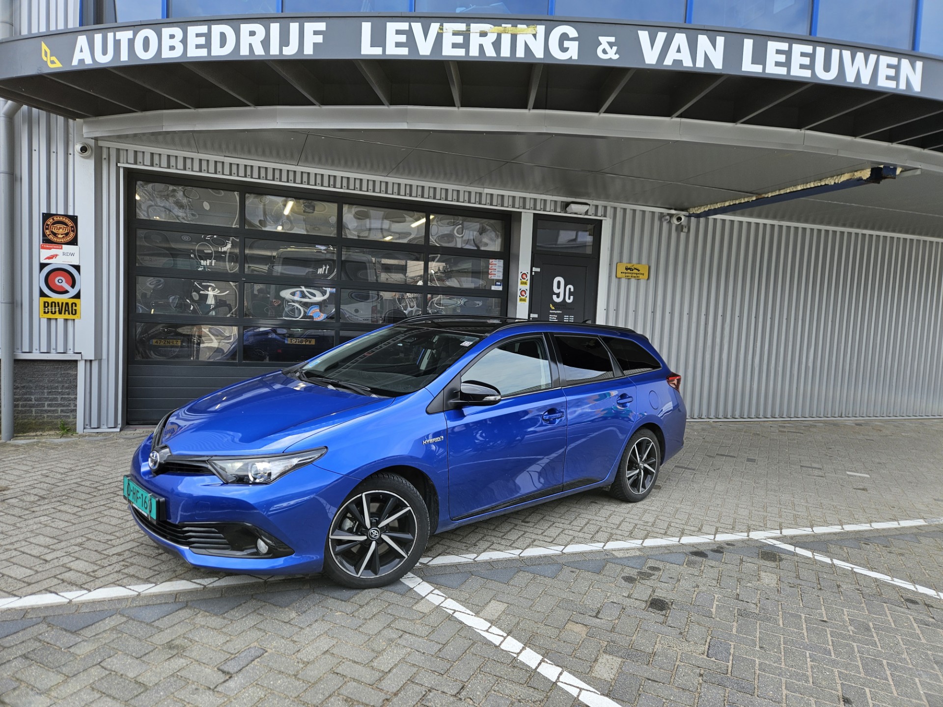 Toyota Auris Touring Sports 1.8 Hybrid Special Edition LM velgen/Cruise control/ Rijklaar prijs! bij viaBOVAG.nl