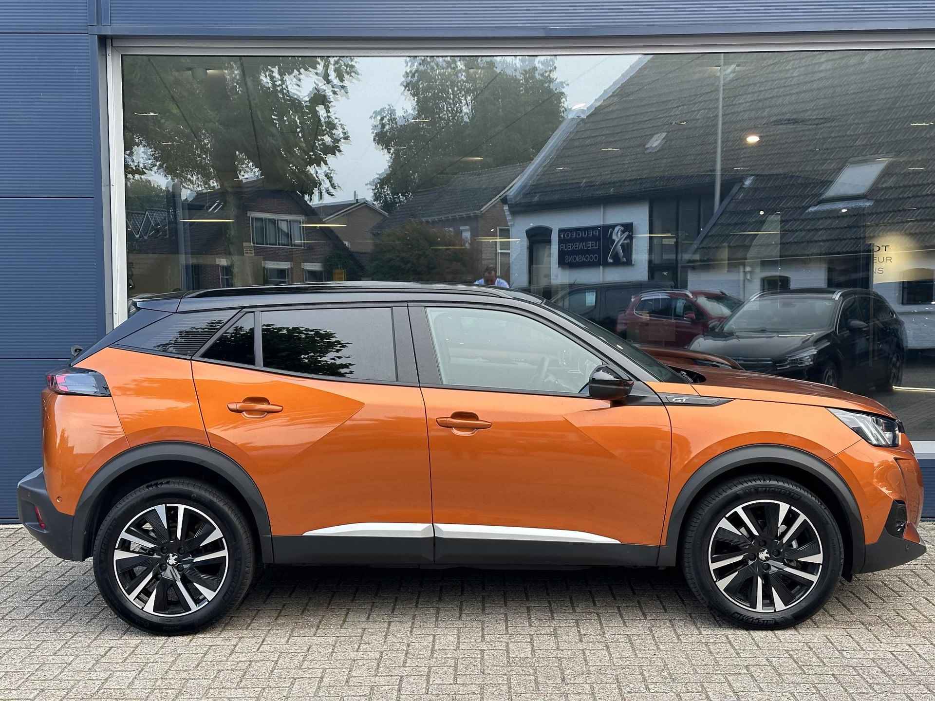 Peugeot 2008 1.2 Turbo 130 PK GT | Unieke auto met slechts 12.100 KM | Navigatie | 3D Digitale Cockpit | Full LED Verlichting | Keyless Entry | Dode Hoek Detectie | Camera | Stoelverwarming | 18 Inch Velgen | Climate & Cruise Control | PDC V+A | - 6/65