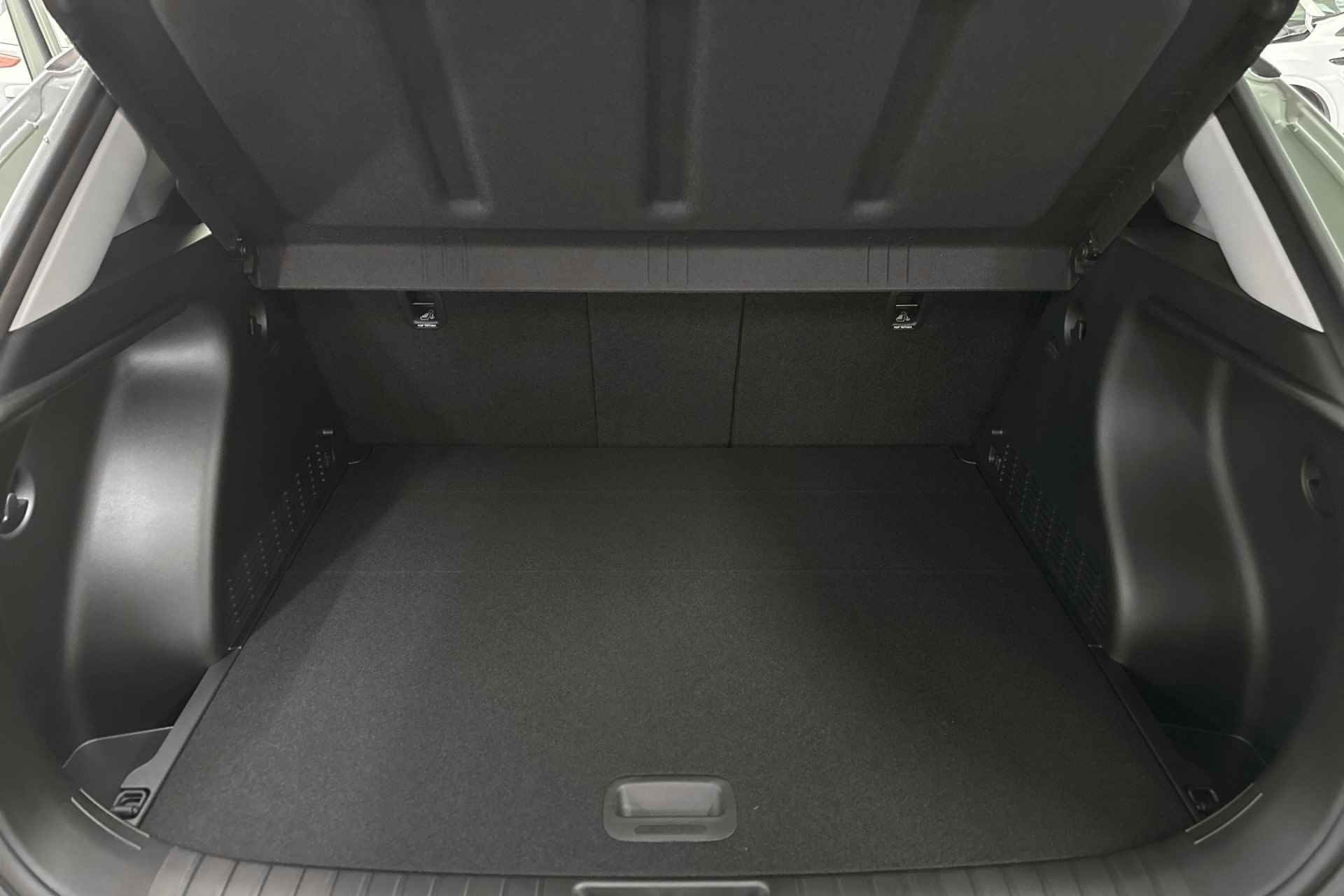 Hyundai KONA 1.6 GDI HEV Comfort Smart Van 37.495,- Voor 35.430,- - 18/26