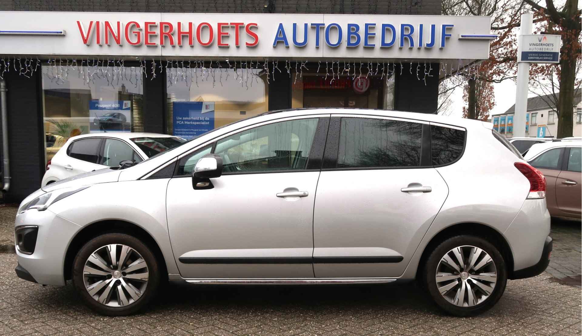 Peugeot 3008 130 Pk Benzine * Hele Luxe Allure * TOPONDERHOUDEN !!! * Panoramadak * Trekhaak * Zwart Lederen Bekleding * Stoelverwarming * Navigatie * Achteruitrij Camera * Head Up Display * Vingerhoets; Vierde Generatie Eersteklas Service ! - 4/47