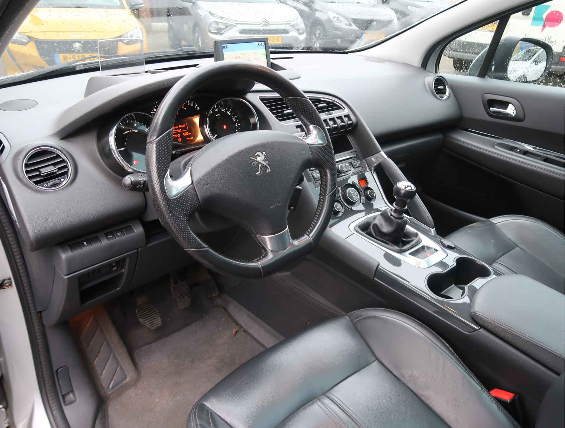 Peugeot 3008 130 Pk Benzine * Hele Luxe Allure * TOPONDERHOUDEN !!! * Panoramadak * Trekhaak * Zwart Lederen Bekleding * Stoelverwarming * Navigatie * Achteruitrij Camera * Head Up Display * Vingerhoets; Vierde Generatie Eersteklas Service ! - 12/47