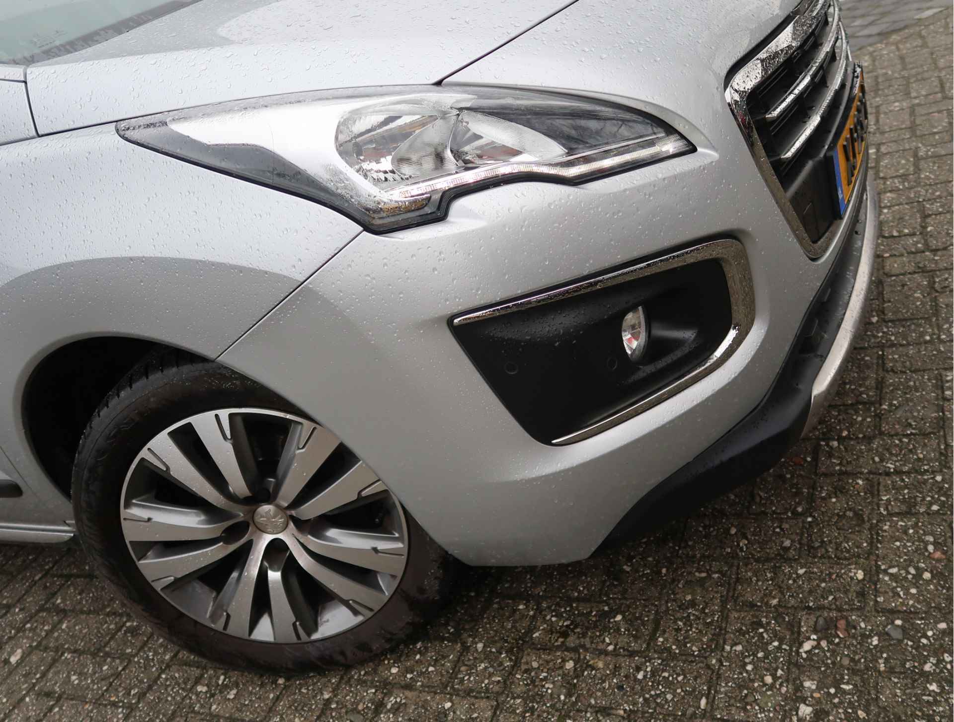 Peugeot 3008 130 Pk Benzine * Hele Luxe Allure * TOPONDERHOUDEN !!! * Panoramadak * Trekhaak * Zwart Lederen Bekleding * Stoelverwarming * Navigatie * Achteruitrij Camera * Head Up Display * Vingerhoets; Vierde Generatie Eersteklas Service ! - 25/47