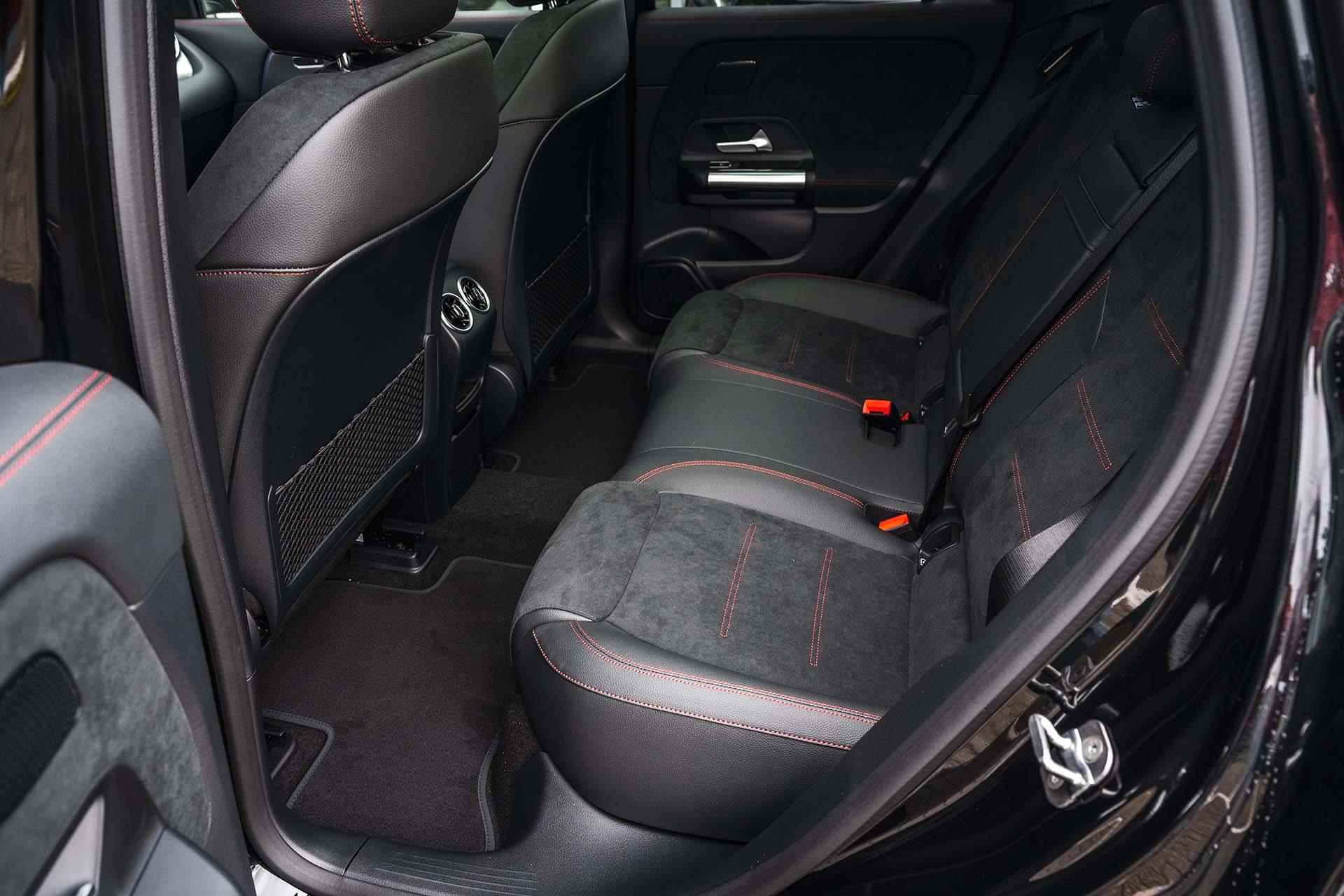 Mercedes-Benz EQA 250+ AMG-Line Business Edition 71 kWh Panoramadak | Sfeerverlichting | Night pakket | Elec-verstelbare stoelen met geheugen | 360° Camera | 19" AMG Velgen - 16/35