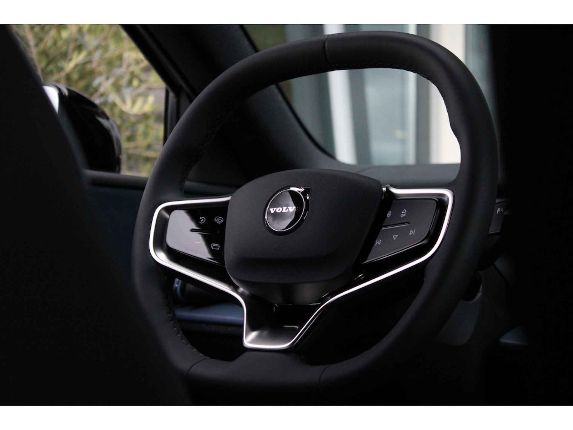 Volvo EX30 Single Motor Extended Range Plus | Harman Kardon | Climate | Pilot Assist | Getint Glas | BLIS | Elektrische achterklep - 25/29