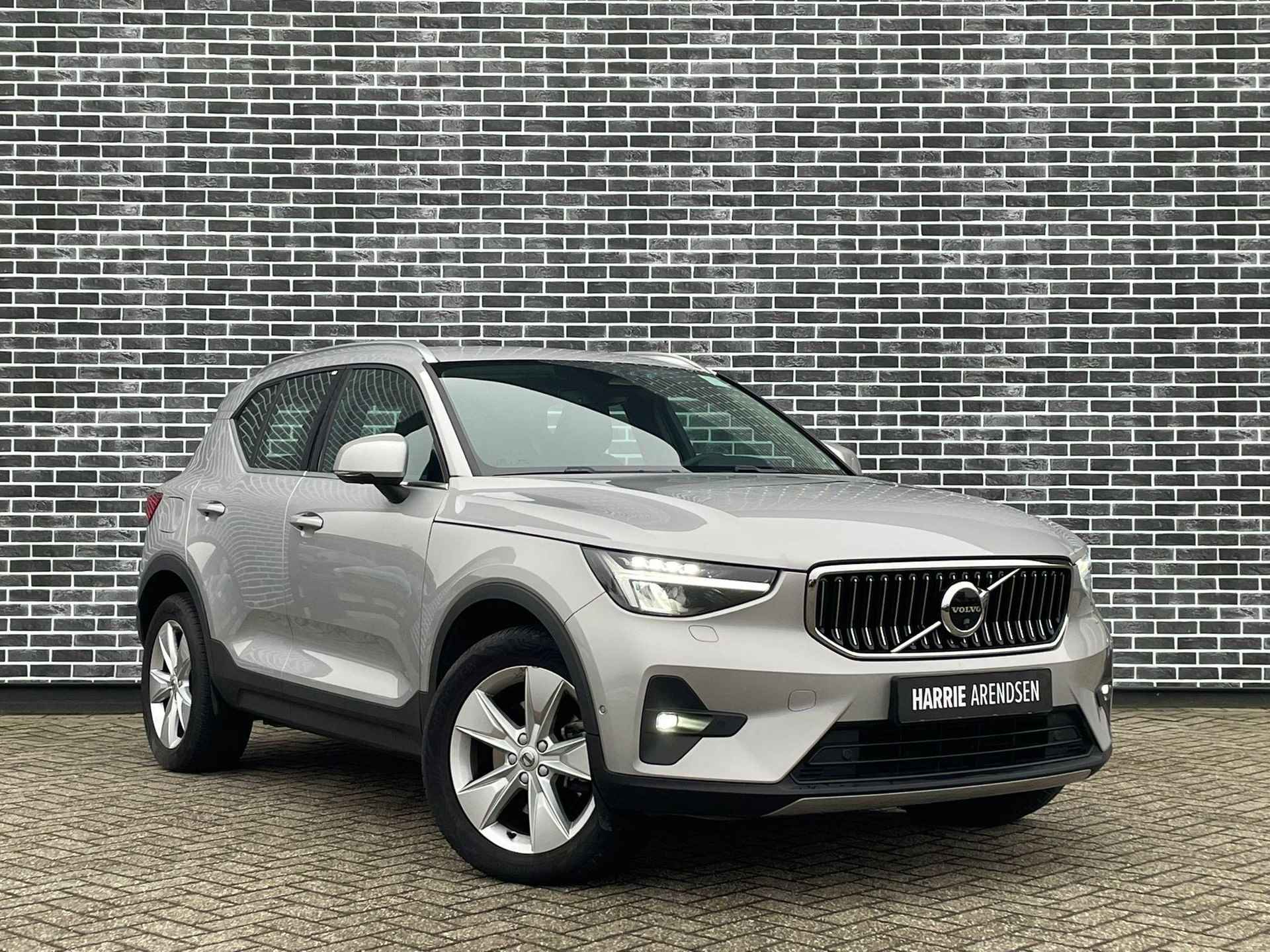 Volvo XC40 2.0 B3 Plus Bright | Trekhaak | Adaptive cruise control | 360 camera | Voorruitverwarming | Stoel- en stuurwielverwarming | Standkachel | Lederen bekleding | - 3/18