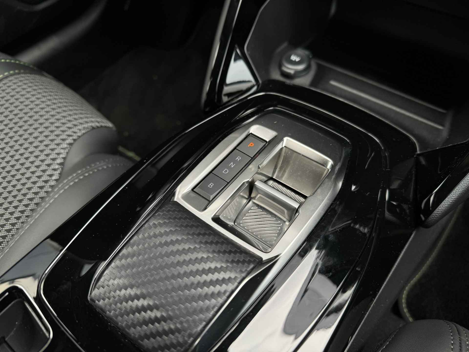 Peugeot e-208 EV GT 50 kWh | €2.000 SEPP | Navi | Carplay | Stoelverwarming | Keyless | Camera - 25/43