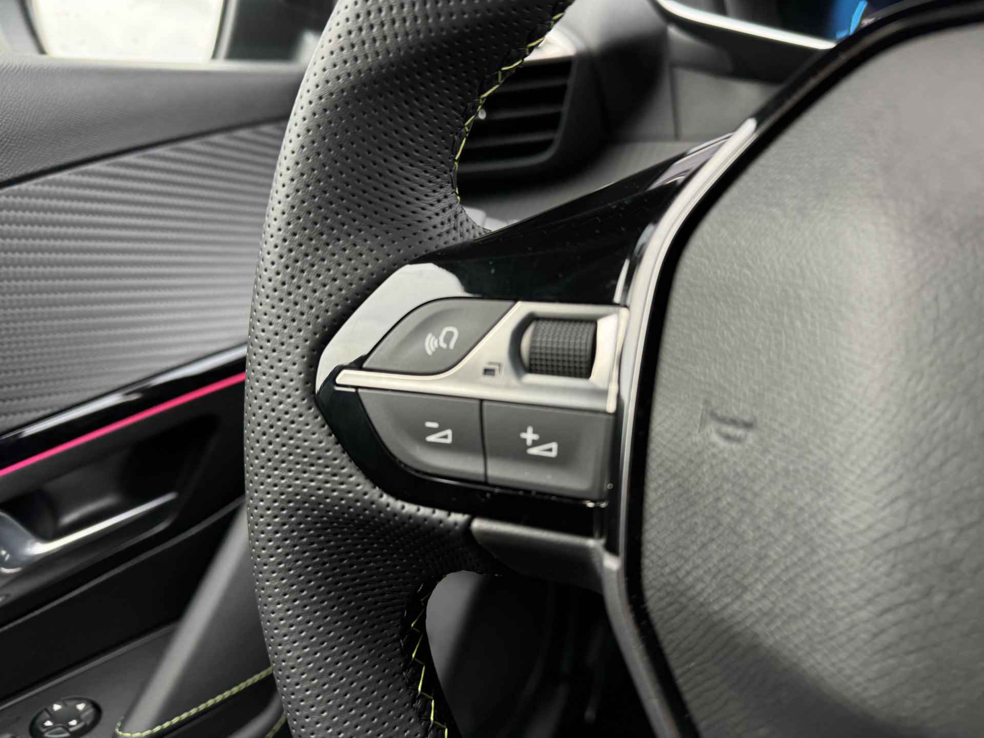 Peugeot e-208 EV GT 50 kWh | €2.000 SEPP | Navi | Carplay | Stoelverwarming | Keyless | Camera - 38/43