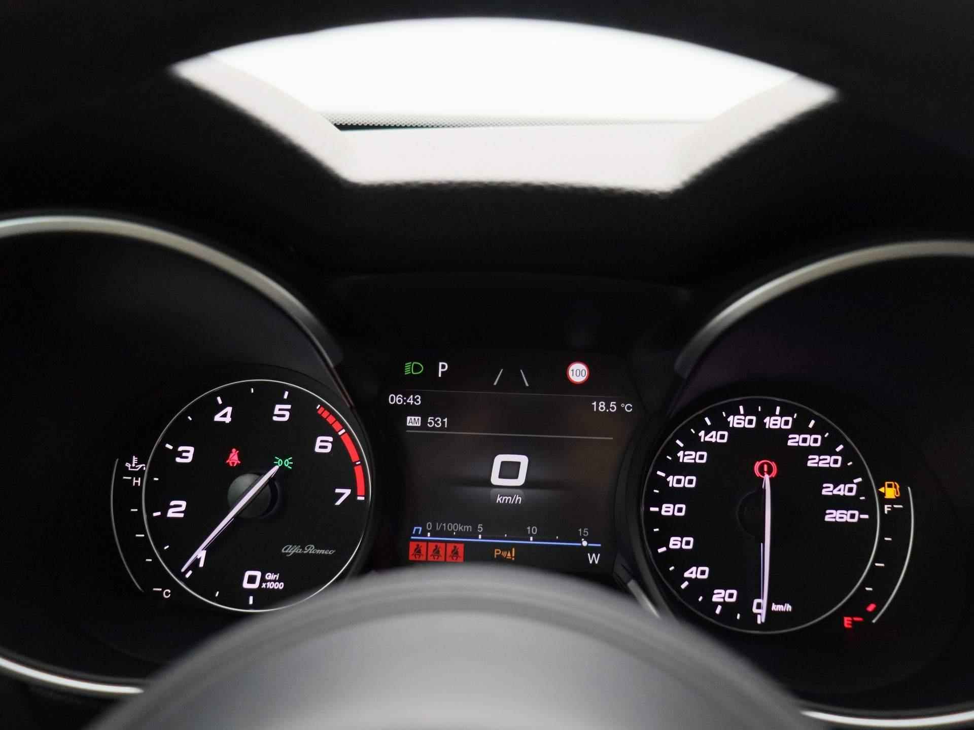 Alfa Romeo Stelvio 2.0 T AWD Sprint | Automaat | Half-Leder | Navigatie | Climate control | Parkeer sensoren | LMV | Xenon | Camera | Lage km stand - 8/45