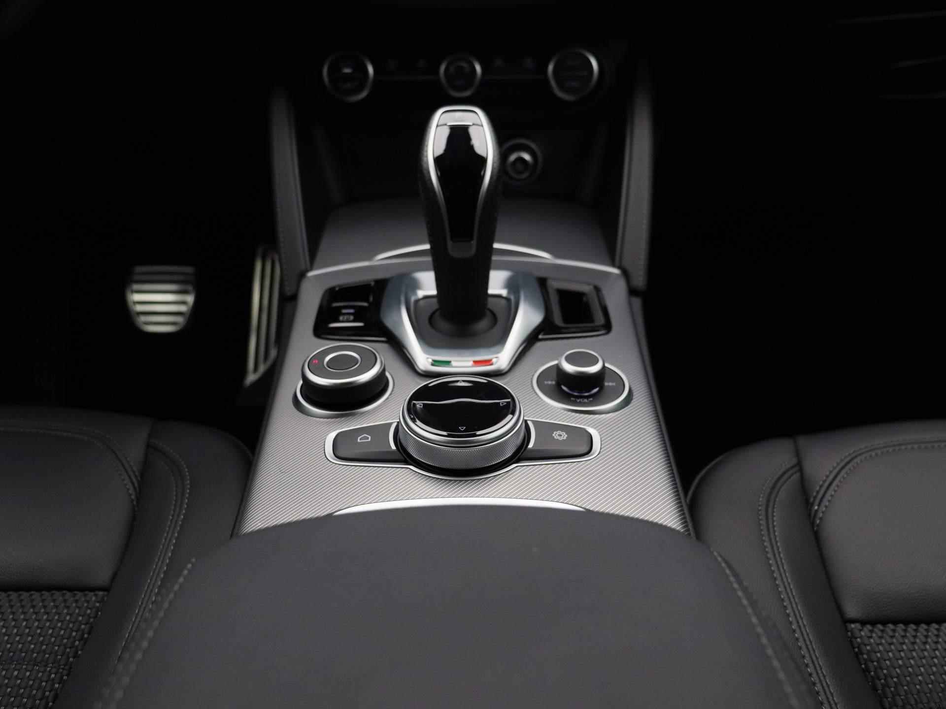 Alfa Romeo Stelvio 2.0 T AWD Sprint | Automaat | Half-Leder | Navigatie | Climate control | Parkeer sensoren | LMV | Xenon | Camera | Lage km stand - 10/45