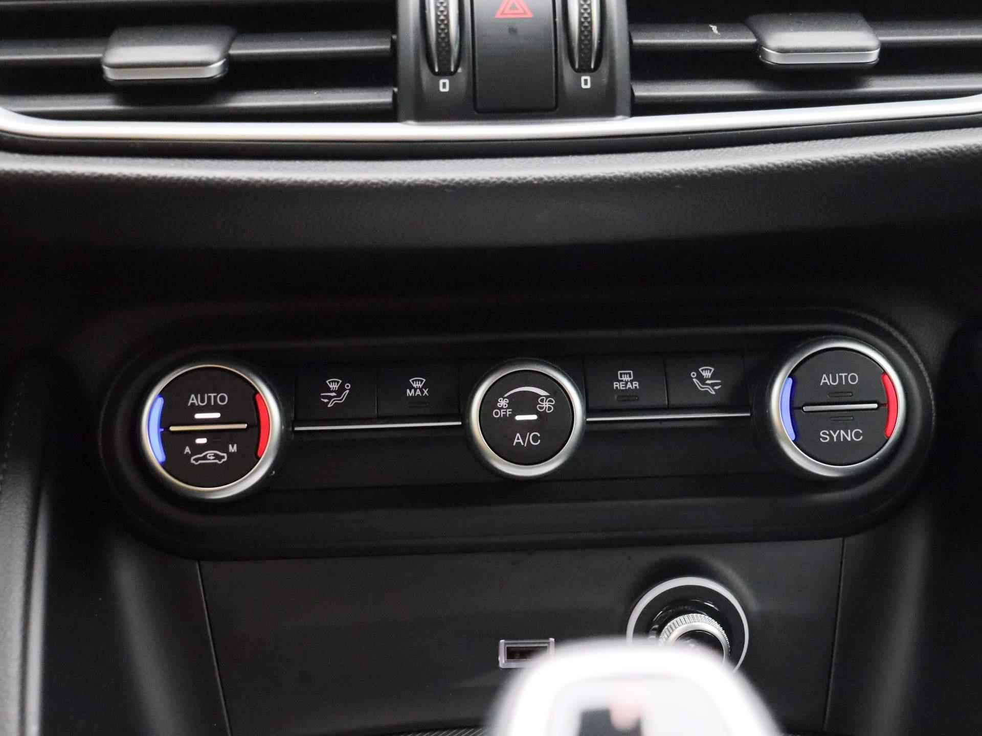 Alfa Romeo Stelvio 2.0 T AWD Sprint | Automaat | Half-Leder | Navigatie | Climate control | Parkeer sensoren | LMV | Xenon | Camera | Lage km stand - 17/45