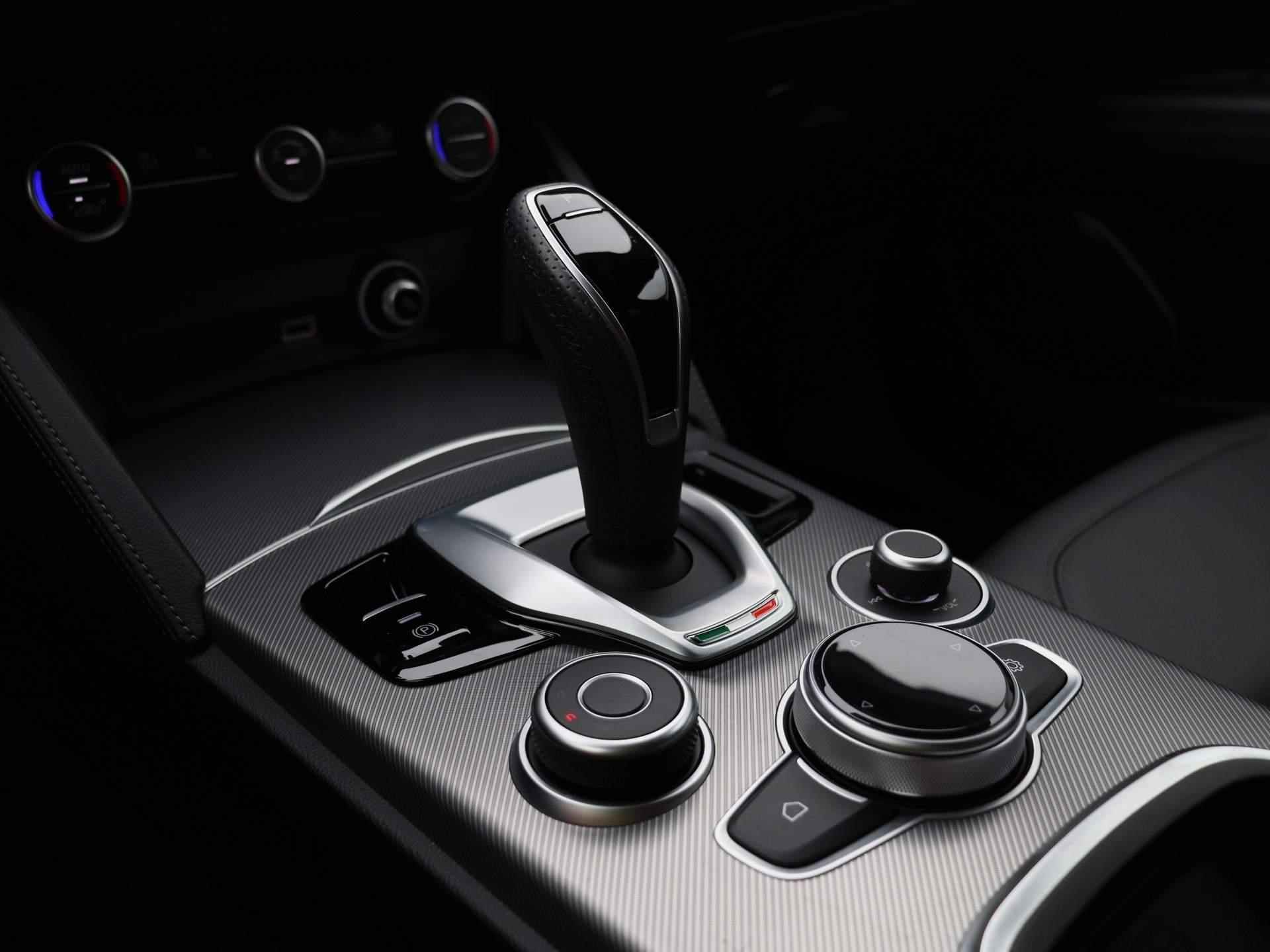 Alfa Romeo Stelvio 2.0 T AWD Sprint | Automaat | Half-Leder | Navigatie | Climate control | Parkeer sensoren | LMV | Xenon | Camera | Lage km stand - 18/45