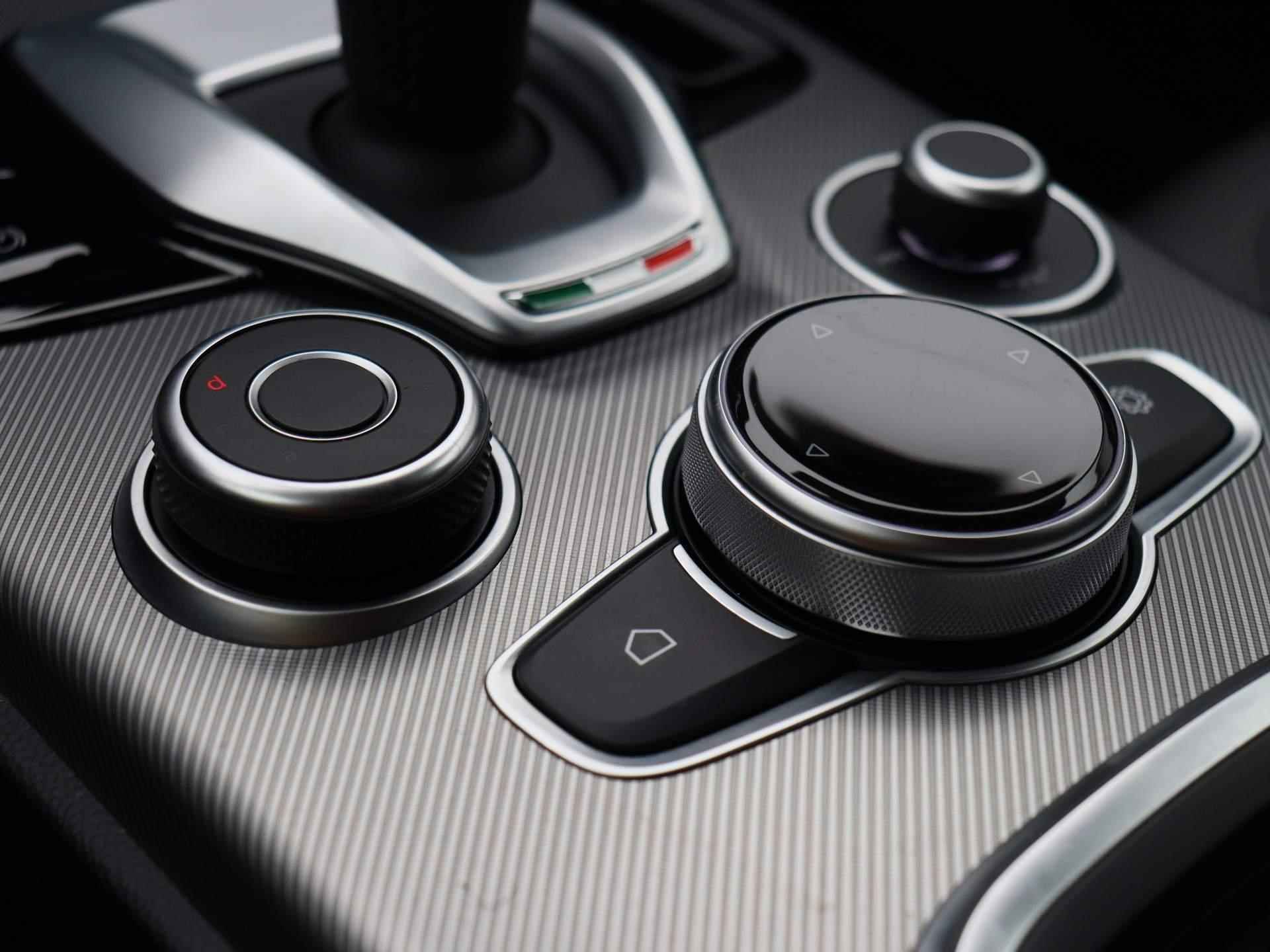 Alfa Romeo Stelvio 2.0 T AWD Sprint | Automaat | Half-Leder | Navigatie | Climate control | Parkeer sensoren | LMV | Xenon | Camera | Lage km stand - 26/45