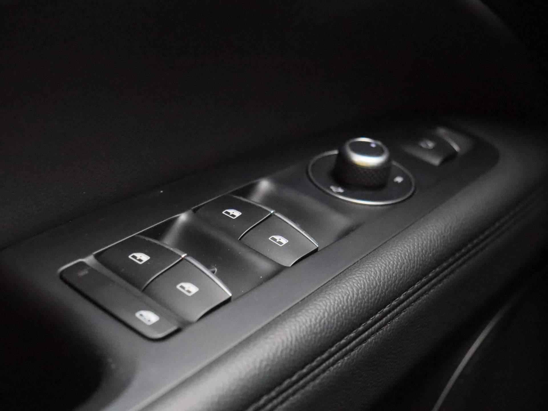 Alfa Romeo Stelvio 2.0 T AWD Sprint | Automaat | Half-Leder | Navigatie | Climate control | Parkeer sensoren | LMV | Xenon | Camera | Lage km stand - 29/45