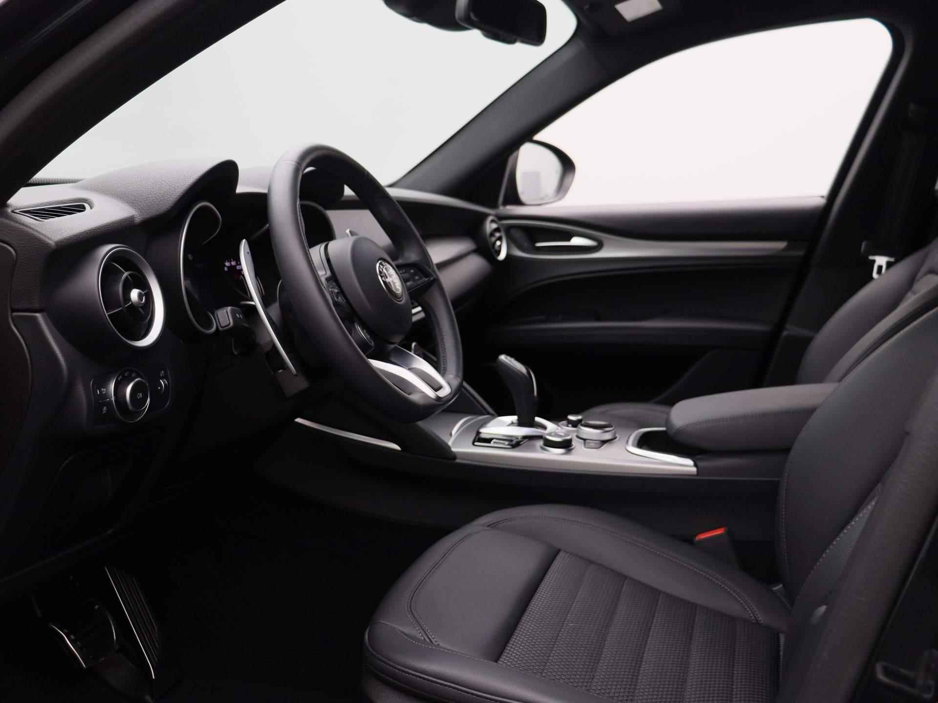 Alfa Romeo Stelvio 2.0 T AWD Sprint | Automaat | Half-Leder | Navigatie | Climate control | Parkeer sensoren | LMV | Xenon | Camera | Lage km stand - 30/45