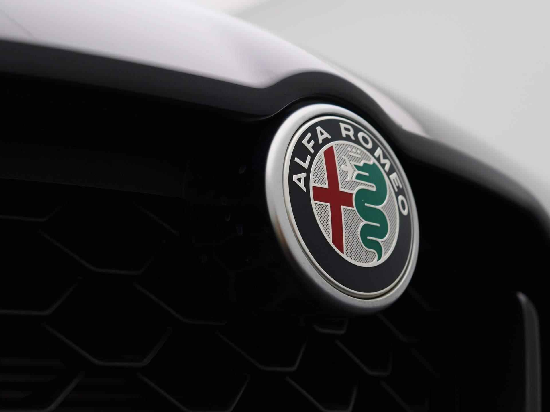 Alfa Romeo Stelvio 2.0 T AWD Sprint | Automaat | Half-Leder | Navigatie | Climate control | Parkeer sensoren | LMV | Xenon | Camera | Lage km stand - 42/45