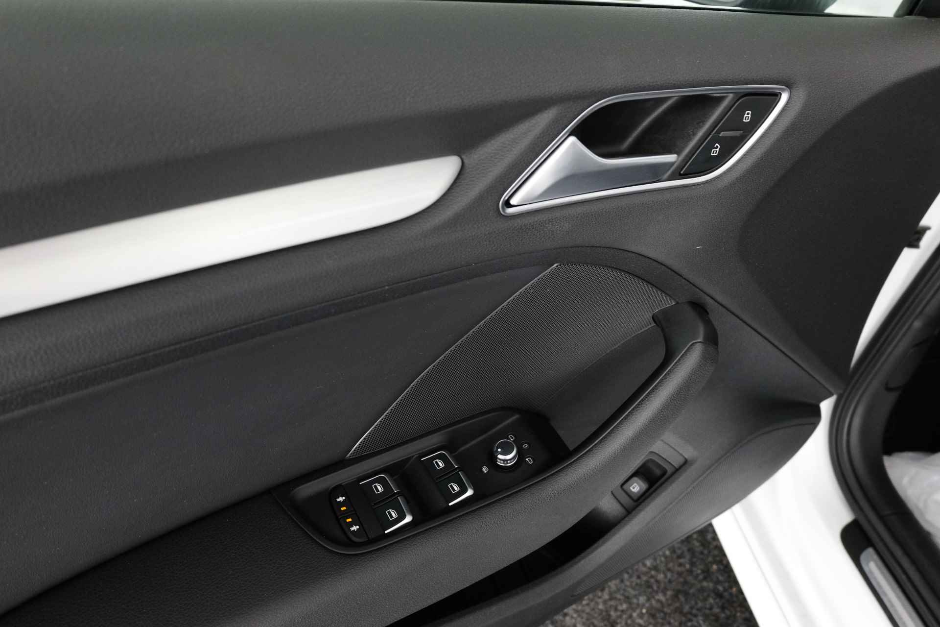Audi A3 Sportback 1.4 e-tron PHEV / S-LINE / SCHUIF-KANTEL / CRUISE / CLIMA / NAVI / - 32/38
