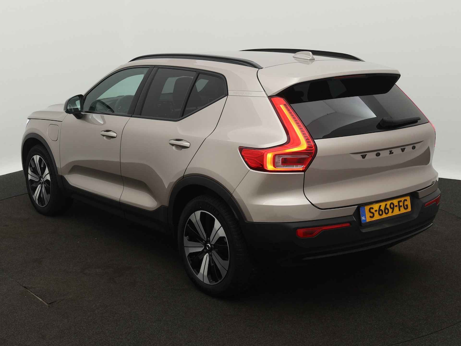 Volvo XC40 1.5 T4 R Plus Dark - 3/34