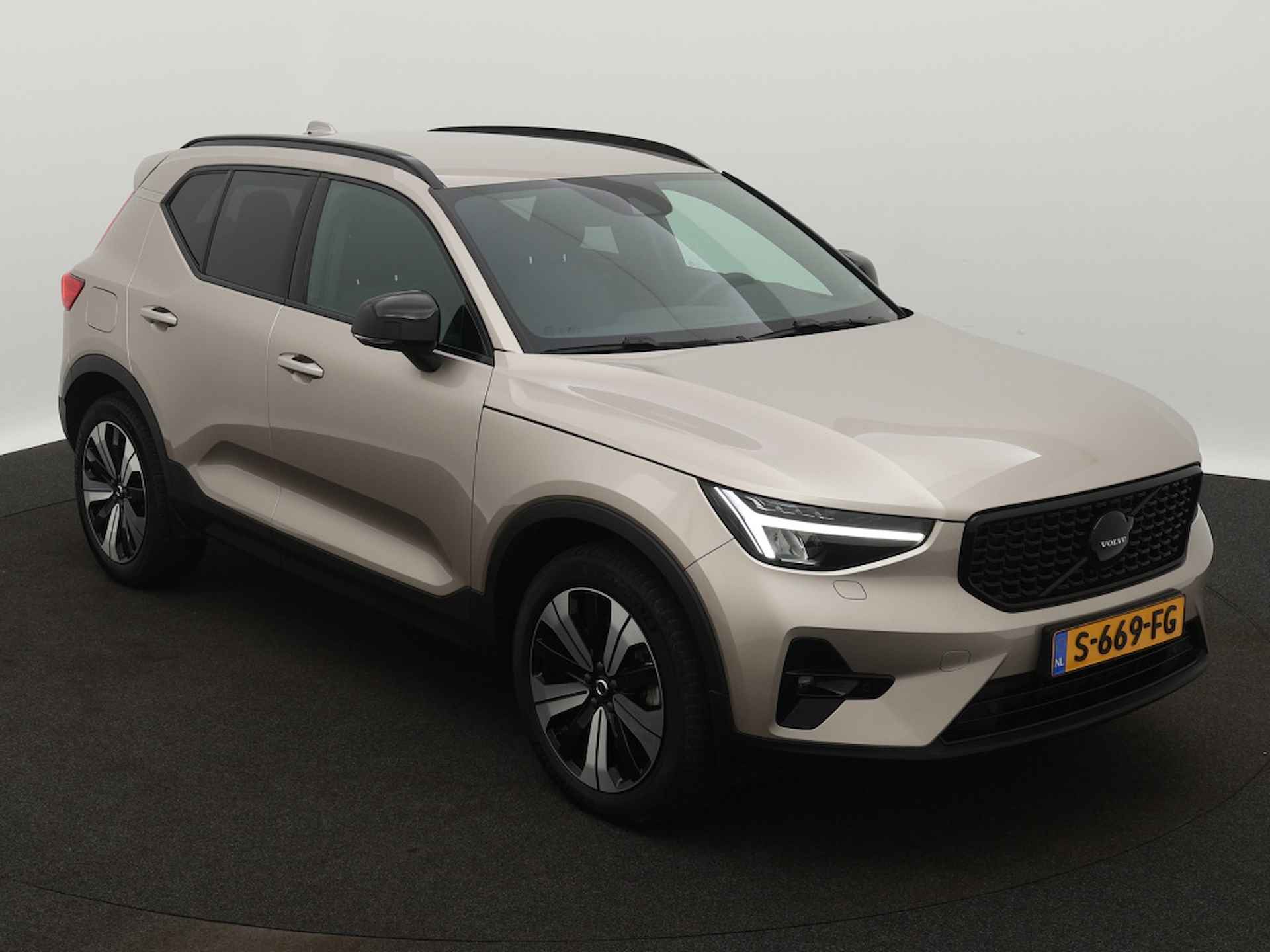 Volvo XC40 1.5 T4 R Plus Dark - 8/34