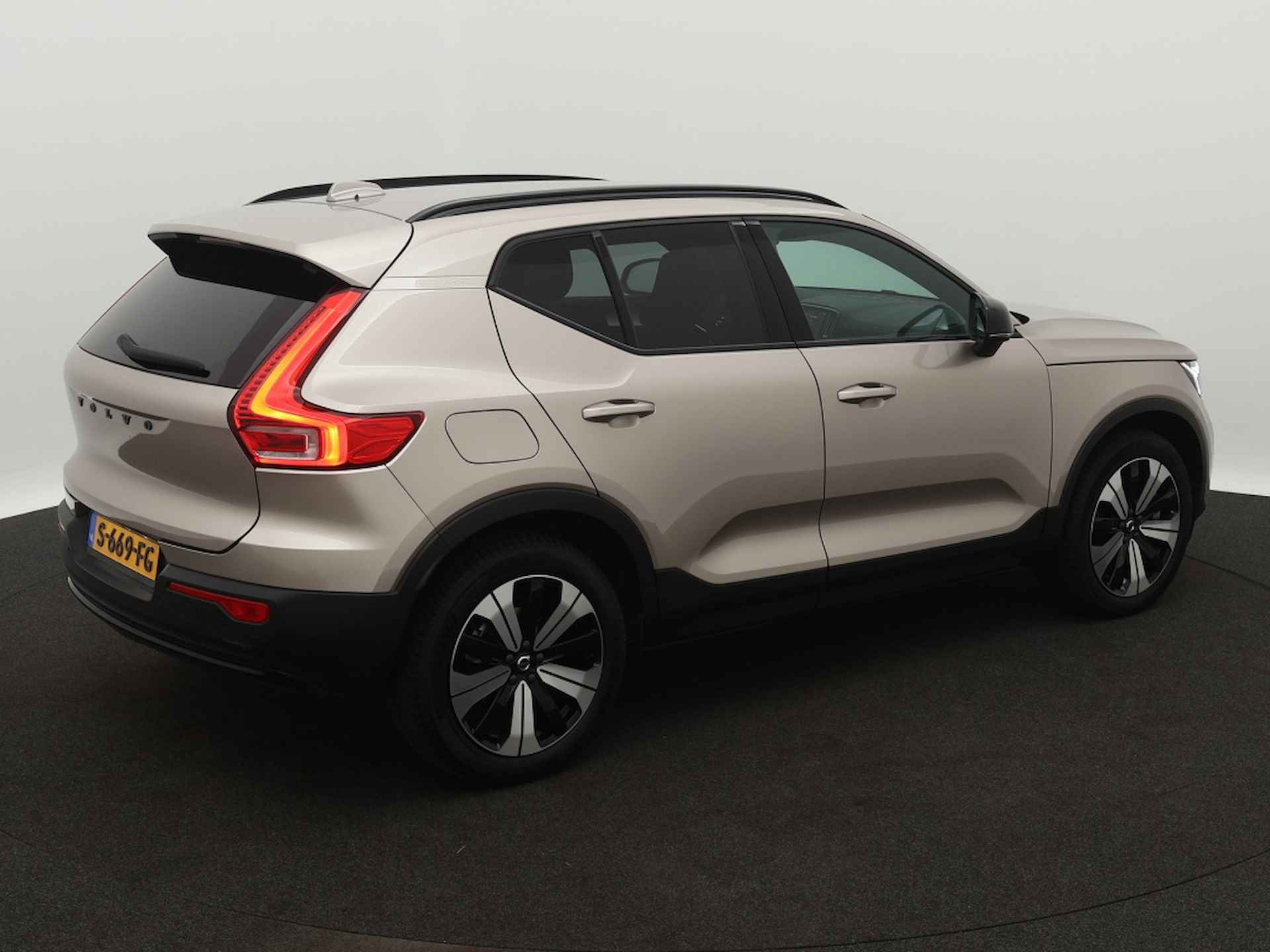 Volvo XC40 1.5 T4 R Plus Dark - 11/34