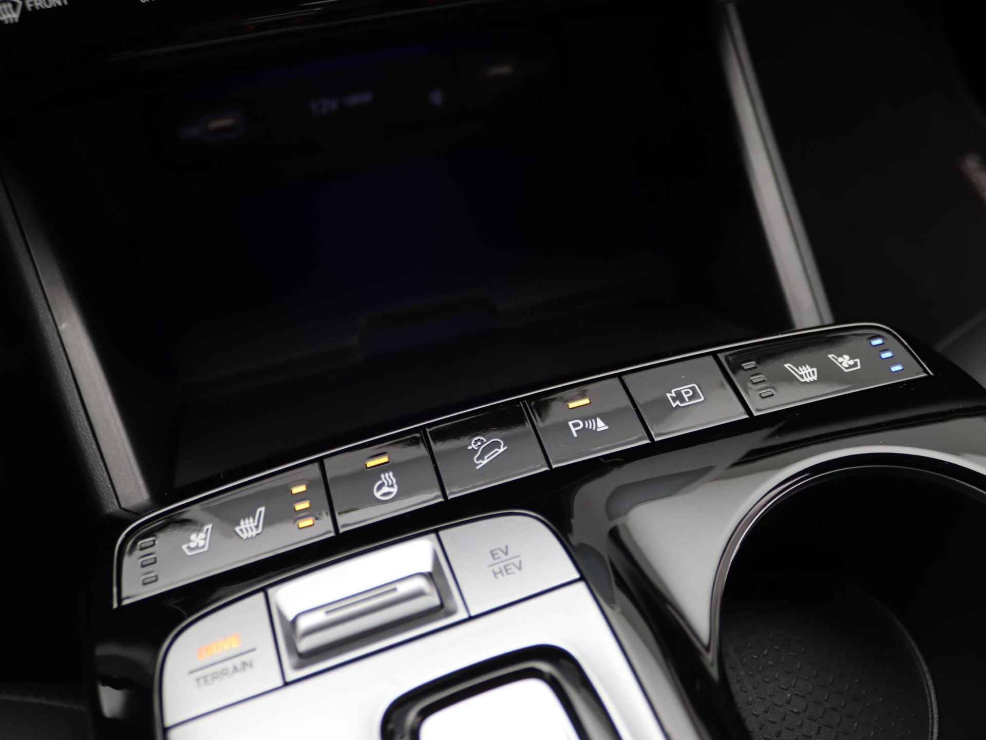 Hyundai Tucson 1.6 T-GDI PHEV Premium | Plug-In | Navigatie | Stoelverwarming | Stoelventilatie | LED | DAB | Cruise Control | Achteruitrijcamera | Surround view | - 24/49