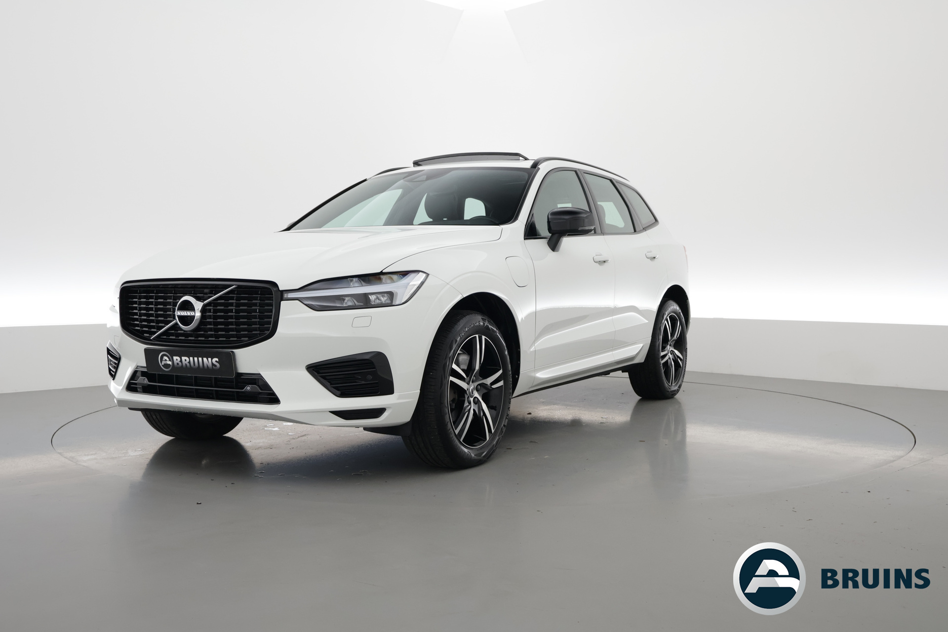 Volvo XC60 2.0 T6 Plug-in hybrid AWD R-Design | Camera | BLIS | Pano | Trekhaak | Verwarmde voorruit, voorstoelen en stuur | H&K |