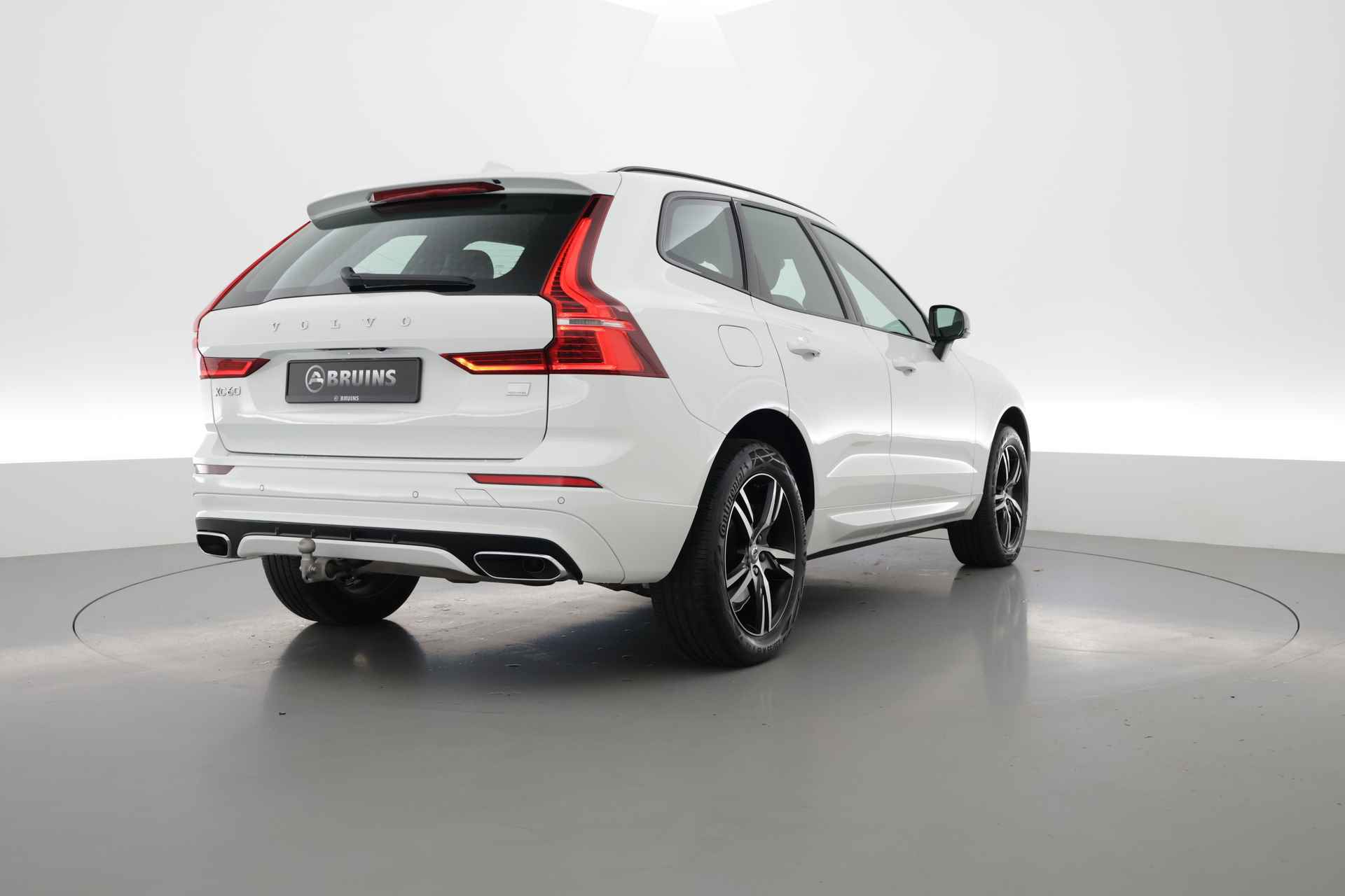 Volvo XC60 2.0 T6 Plug-in hybrid AWD R-Design | Camera | BLIS | Pano | Trekhaak | Verwarmde voorruit, voorstoelen en stuur | H&K | - 2/29