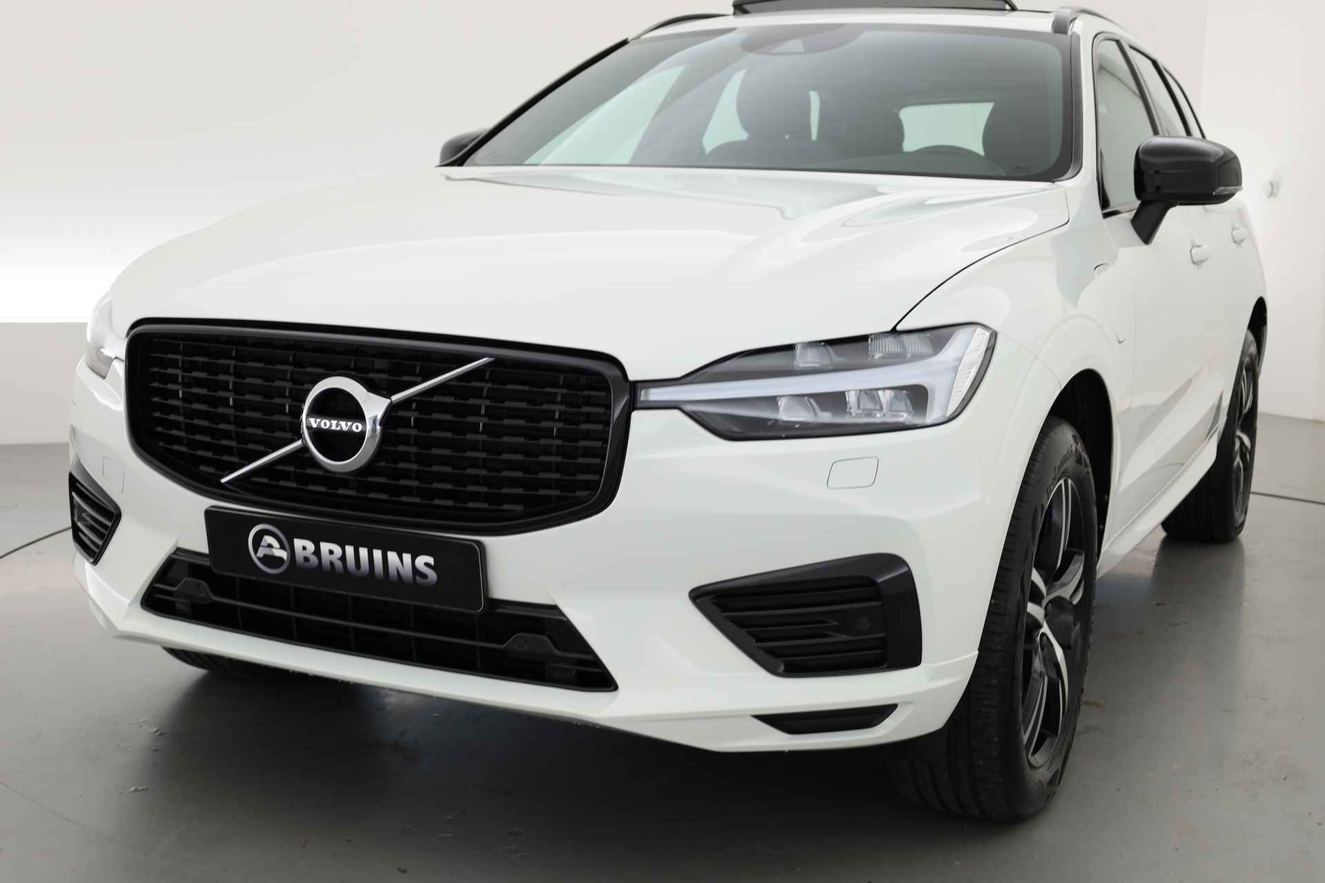 Volvo XC60 2.0 T6 Plug-in hybrid AWD R-Design | Camera | BLIS | Pano | Trekhaak | Verwarmde voorruit, voorstoelen en stuur | H&K | - 22/29