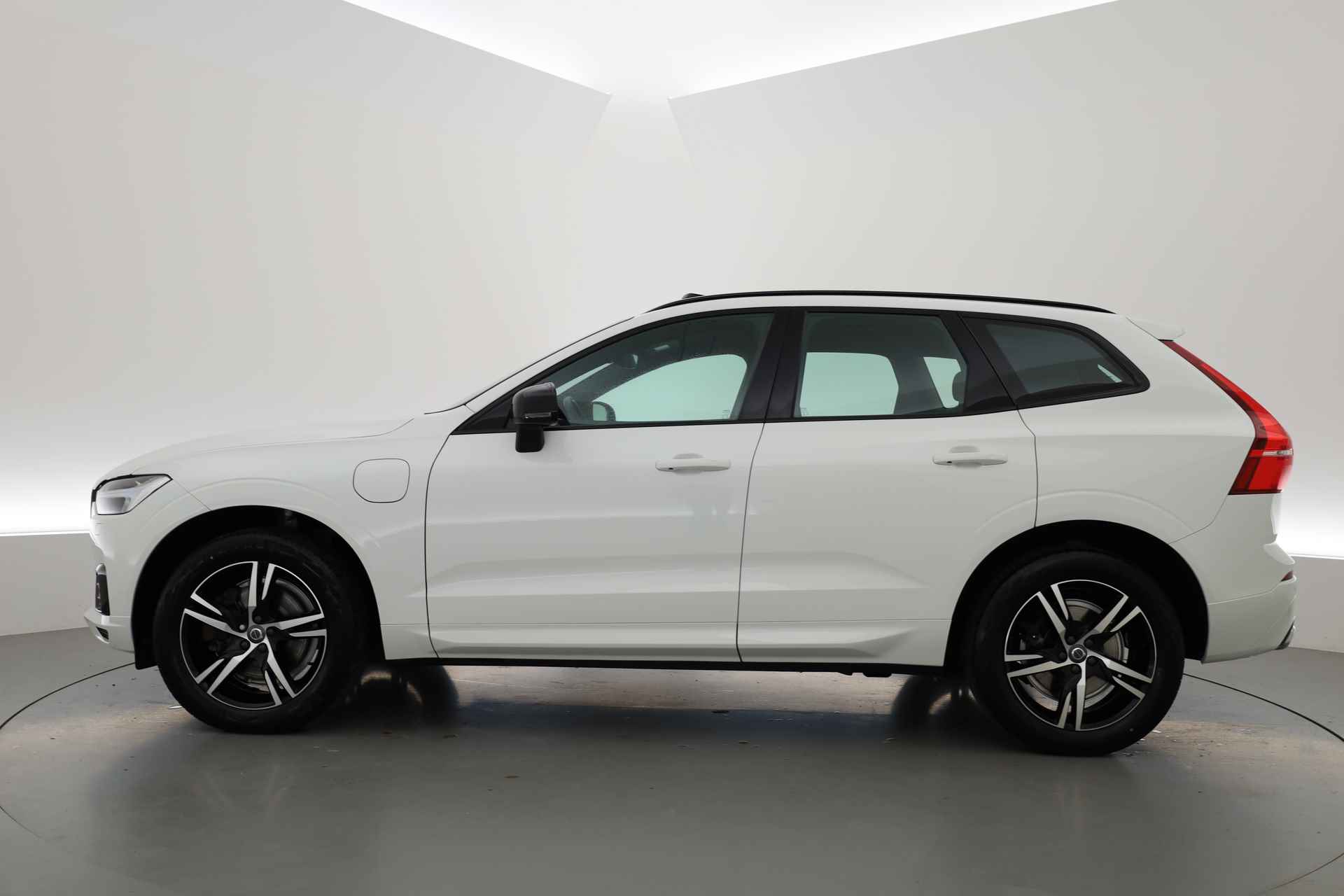 Volvo XC60 2.0 T6 Plug-in hybrid AWD R-Design | Camera | BLIS | Pano | Trekhaak | Verwarmde voorruit, voorstoelen en stuur | H&K | - 27/29