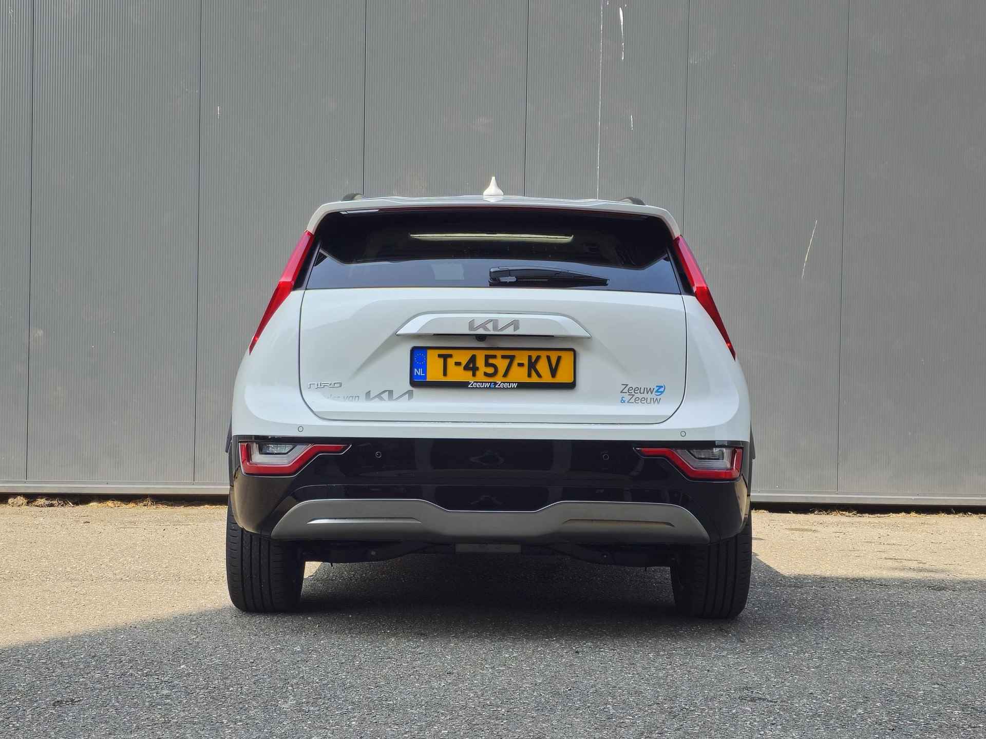 Kia Niro EV ExecutiveLine 64.8 kWh Meest Luxe uitvoering | Navi | Privacy Glass | Stoel- Stuurverwarming | Stoelventilatie | Schuifdak | Automatische Achterklep | Apple Carplay | Elektrische voorstoelen | Fabrieksgarantie t/m 06-07-2030 - 6/33