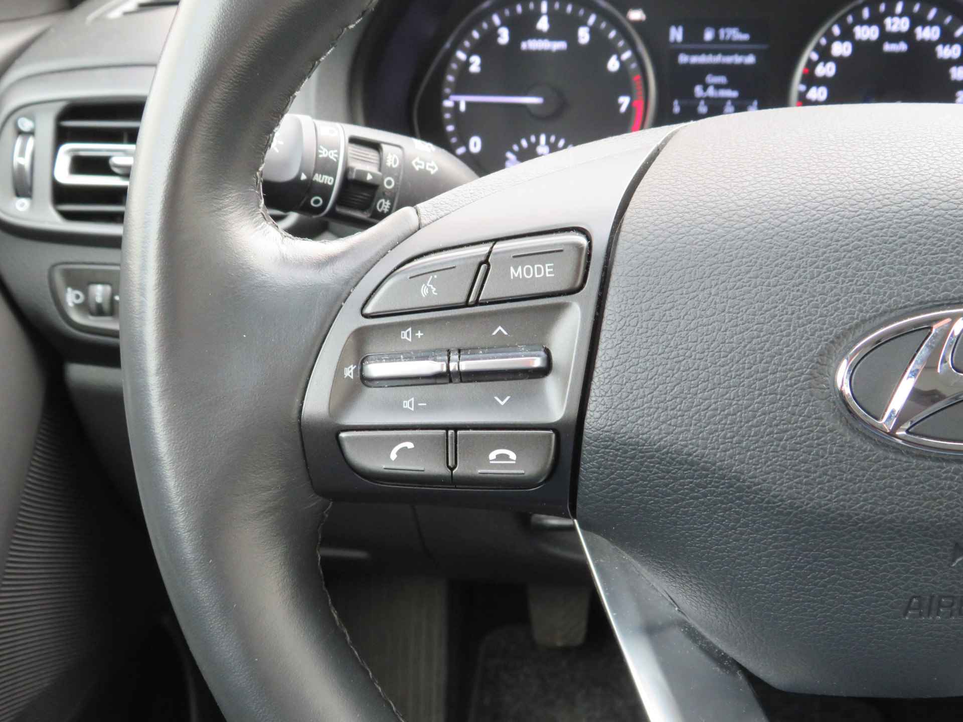 Hyundai i30 T-GDi MHEV, Hybrid, Parkeersensoren en Camera Android/Applecarplay, Nette auto! - 23/34