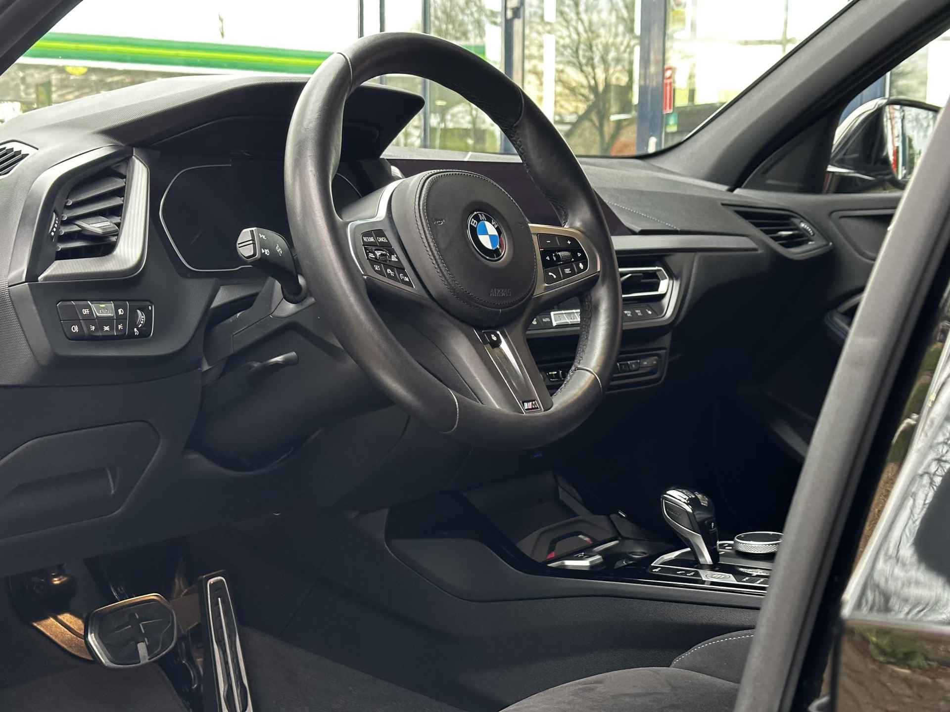BMW 1-serie M135i xDrive High Executive | Stuurverw. | Stoelverw. | Adapt. Cruise | CarPlay | Keyless | DAB - 16/36