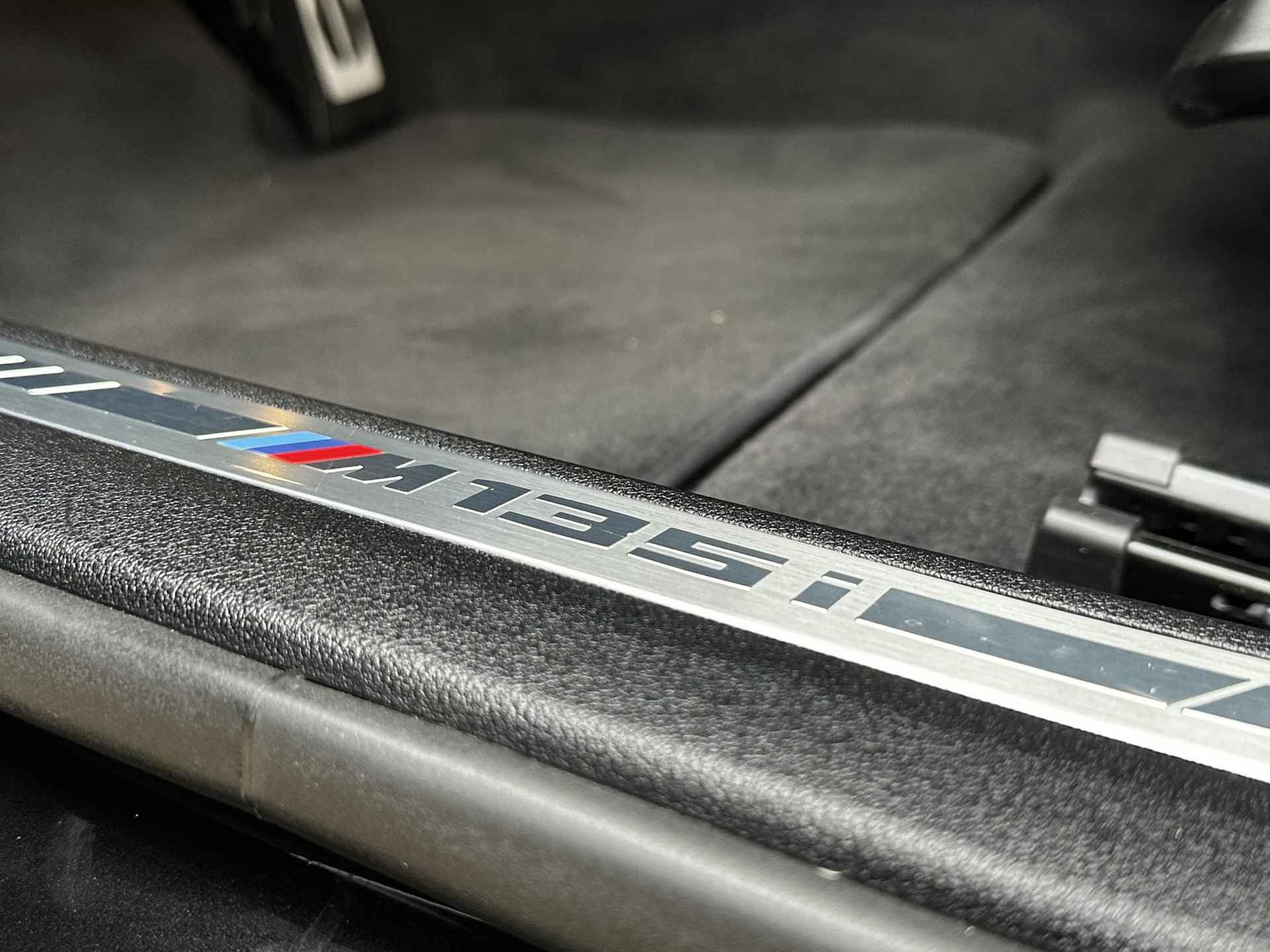 BMW 1-serie M135i xDrive High Executive | Stuurverw. | Stoelverw. | Adapt. Cruise | CarPlay | Keyless | DAB - 22/36