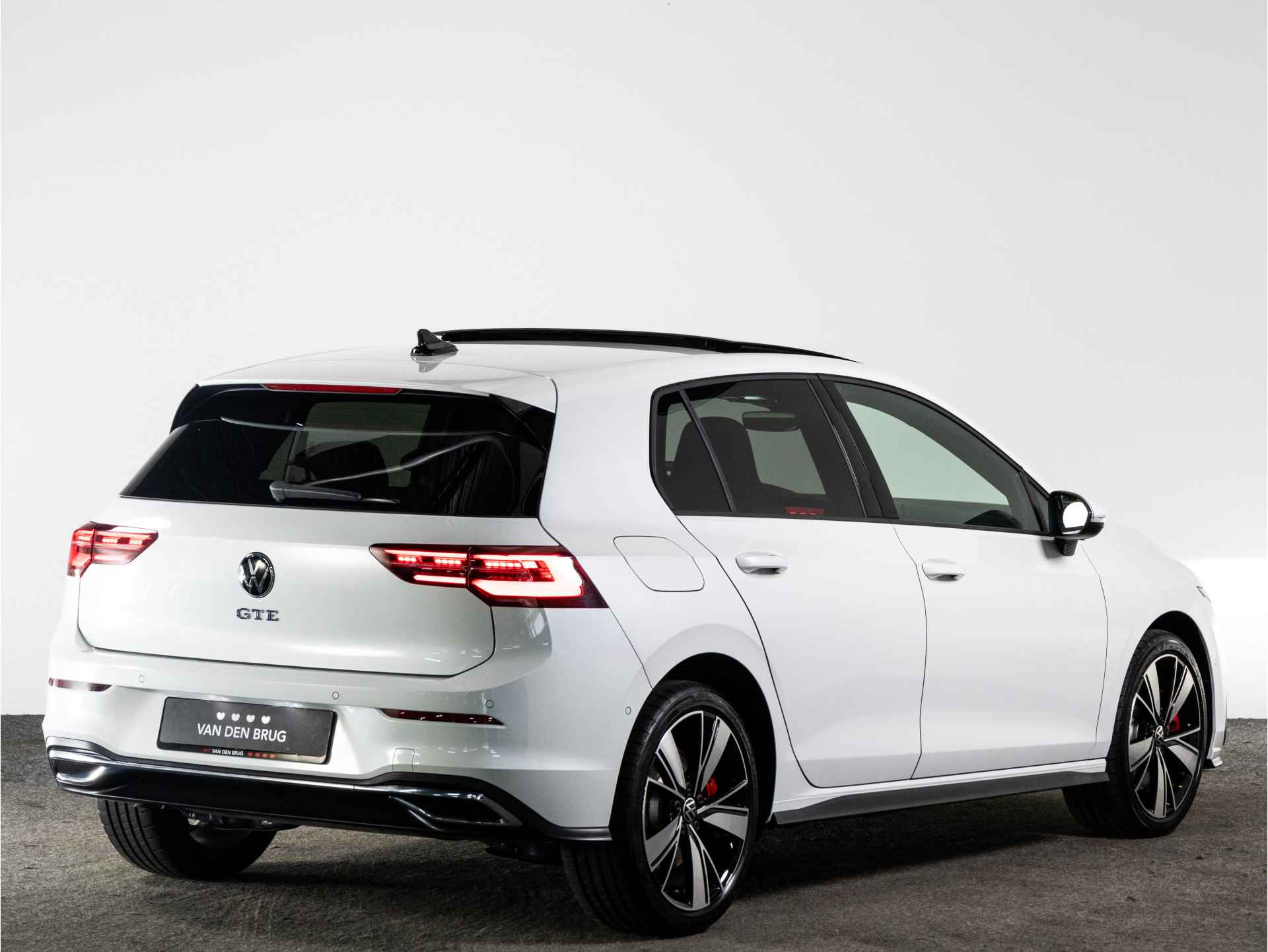 Volkswagen Golf GTE 1.4 eHybrid 245 PK AUTOMAAT | LED Matrix IQ | Panoramadak | Adaptieve Cruise Control | Stoel & Stuurwielverwarming | 18 Inch Velgen | Achteruitrijcamera | - 4/44